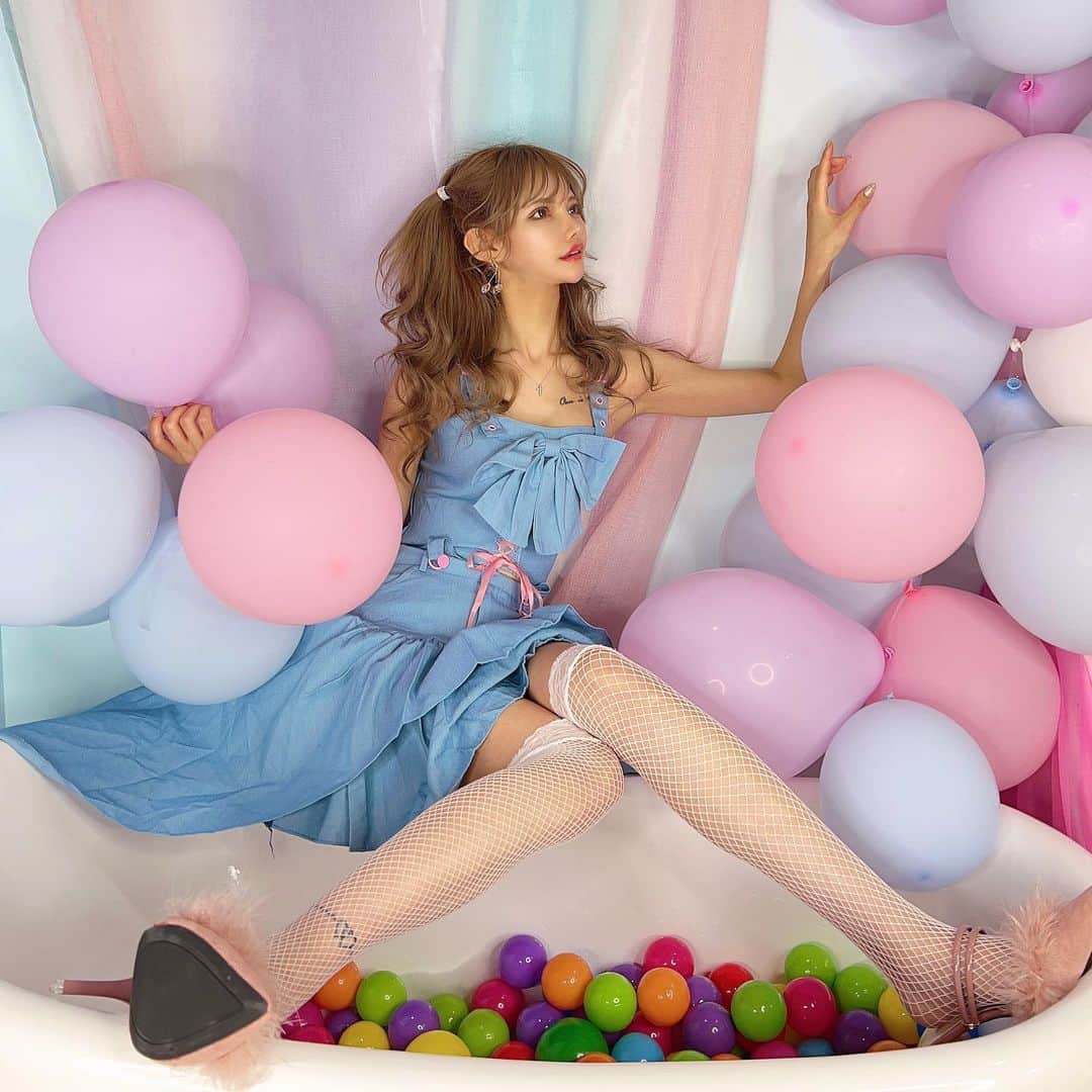 のインスタグラム：「‪‪❤︎‬  アイドル衣装可愛すぎた😍  何枚目が好き？  @joy_studio_nagoya   #作品撮り  #ホリージョ  #スタジオ撮影  #韓国ファッション」