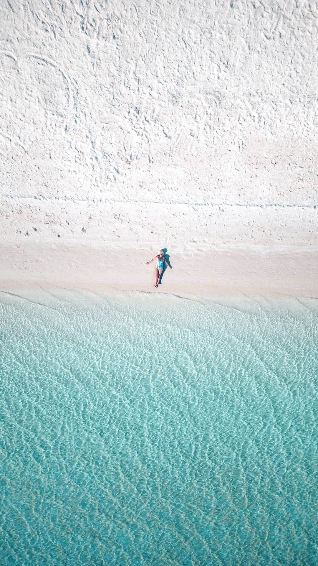 のインスタグラム：「Shark bay world heritage area has to be one of the most phenomenal, otherworldly and dreamiest places I’ve ever visited. Its biodiversity makes it incredibly unique and a great place for wildlife spotting. Here are my top recommendations for must visit spots and experiences  🐬 Monkey Mia - home to 3000 wild Indo Pacific bottlenose dolphins that visit and forage along the coastline daily. Start your day with the dolphin experience where you’ll get to see them up close. This experience is run by the rangers to ensure the dolphins are protected. My personal favorite is exploring the marine park with @aristocat2cruises on their 18m sailing catamaran where you’ll meet local dolphins, maybe even dugongs if you’re lucky and so much more. @aristocat2cruises have been doing some much needed work restoring the sea grass here to recover damage from the 2011 heatwave to help protect the dugongs, their food source and the entire delicate ecosystem.  🐬 Francois Peron National Park - take a 4WD tour with the best @sharkbaycoastaltours and take in the breathtaking views where the Pindan red soil meets the turquoise waters. It’s full of visual contrasts and beauty, that’s teeming with marine life. From the top of the red cliffs we saw many varieties of sharks, rays and dolphins right on the shore. This park can only be accessed by 4WD and can be tricky to navigate so it’s important to visit with someone like @sharkbaycoastaltours who has years of experience driving through this park. You’ll also get local knowledge and history about this incredibly special place.   🐬 Shell beach - one of only 2 beaches in the world to be made entirely of shells. It’s approx 60km long and the cockle shells can reach a depth of 10m. The hyper salinity helps to create this incredibly beautiful white shell beach.  🐬 Little Lagoon - This circular lagoon is such an amazing sight from above and sits right by the ocean. You can access the beach via 4WD and it’s a great spot for kayaking and paddle boarding.   Stay tuned for my blog where I’ll be sharing lots of pics and road trips tips for those who want to explore the many wonders of this coastline.   #wathedreamstate #seeaustralia」