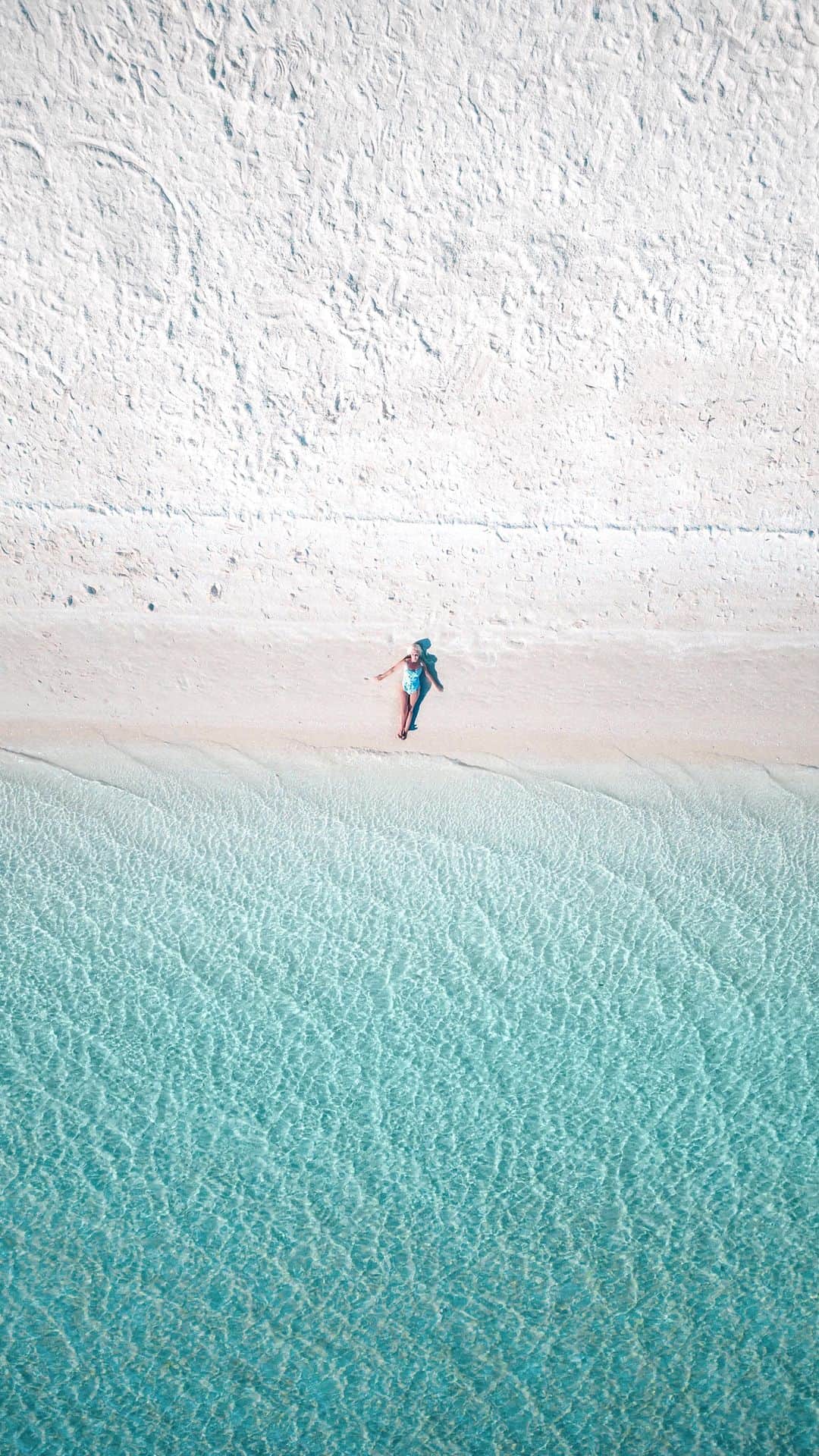 のインスタグラム：「Shark bay world heritage area has to be one of the most phenomenal, otherworldly and dreamiest places I’ve ever visited. Its biodiversity makes it incredibly unique and a great place for wildlife spotting. Here are my top recommendations for must visit spots and experiences  🐬 Monkey Mia - home to 3000 wild Indo Pacific bottlenose dolphins that visit and forage along the coastline daily. Start your day with the dolphin experience where you’ll get to see them up close. This experience is run by the rangers to ensure the dolphins are protected. My personal favorite is exploring the marine park with @aristocat2cruises on their 18m sailing catamaran where you’ll meet local dolphins, maybe even dugongs if you’re lucky and so much more. @aristocat2cruises have been doing some much needed work restoring the sea grass here to recover damage from the 2011 heatwave to help protect the dugongs, their food source and the entire delicate ecosystem.  🐬 Francois Peron National Park - take a 4WD tour with the best @sharkbaycoastaltours and take in the breathtaking views where the Pindan red soil meets the turquoise waters. It’s full of visual contrasts and beauty, that’s teeming with marine life. From the top of the red cliffs we saw many varieties of sharks, rays and dolphins right on the shore. This park can only be accessed by 4WD and can be tricky to navigate so it’s important to visit with someone like @sharkbaycoastaltours who has years of experience driving through this park. You’ll also get local knowledge and history about this incredibly special place.   🐬 Shell beach - one of only 2 beaches in the world to be made entirely of shells. It’s approx 60km long and the cockle shells can reach a depth of 10m. The hyper salinity helps to create this incredibly beautiful white shell beach.  🐬 Little Lagoon - This circular lagoon is such an amazing sight from above and sits right by the ocean. You can access the beach via 4WD and it’s a great spot for kayaking and paddle boarding.   Stay tuned for my blog where I’ll be sharing lots of pics and road trips tips for those who want to explore the many wonders of this coastline.   #wathedreamstate #seeaustralia」