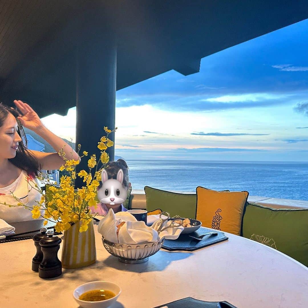 犬山紙子さんのインスタグラム写真 - (犬山紙子Instagram)「シンチャオ！  ベトナムはダナンで訪れたホテルはインターコンチネンタルダナン。 森の中にあるホテルで、野生のお猿たちもたくさんいます。 森とプライベートビーチを堪能できる上に、ベトナムの伝統的建築と装飾を取り入れた白と黒のモダンな美しさに射抜かれ、コロナ前からずっと憧れていたホテルに念願叶って訪れたのでした。  子連れ旅行的にも、直行便で6時間、時差が2時間と比較的負担が少ないところもありがたい。  この写真はシトロンというホテルの海に迫り出したような席にて。  ノンラーというラタニアの木の葉でできた円錐型のベトナムの帽子を逆さにしたような形がユニーク！  ベトナムや他国を訪れるにあたり、大切なのは文化や歴史に敬意を払うこと。娘にも敬意を払った上で、自然や文化を楽しませてもらう姿勢の大切さを語りました。  料理もほんっとに美味しかった😭 朝のバイキングもここが会場なんです。バインミーのミニ屋台も。  続きます  #ベトナム旅行 #ダナン　#ダナン旅行 #子連れ旅行 #子連れ海外　#インターコンチネンタルダナン #intercontinentaldanang #6歳」8月1日 21時12分 - inuyamakamiko