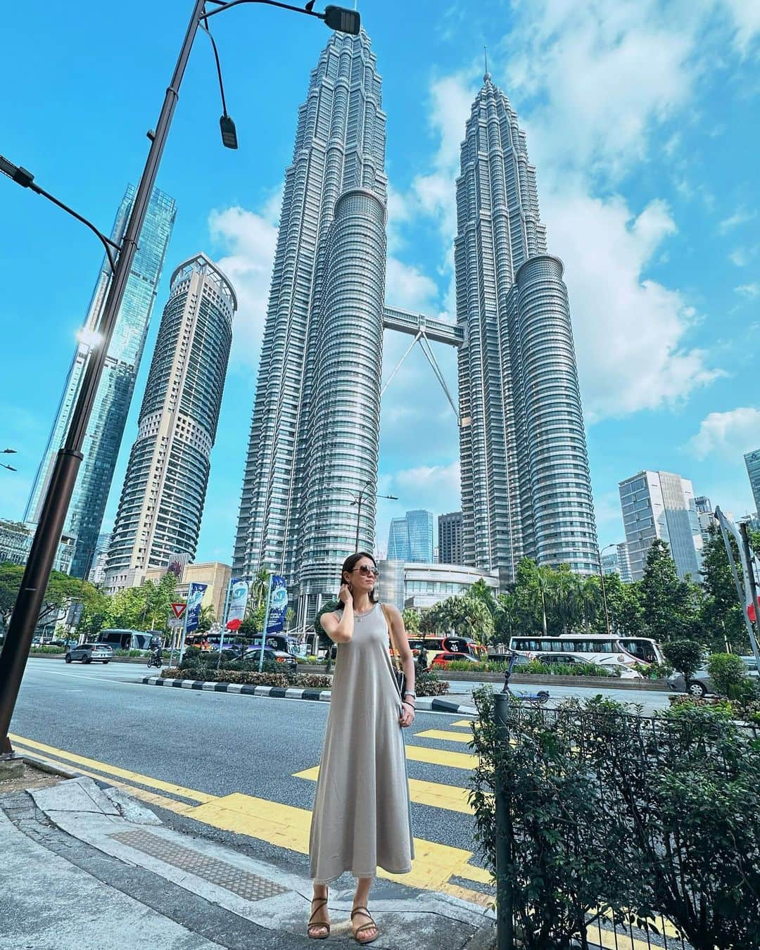 煌月爽矢のインスタグラム：「. . 我第一次來馬來西亞旅遊🇲🇾 ⁡ 吃的東西很好吃😋 他們的服務不是很好 天亮到七點 當地人的生活看起來很輕鬆 ⁡ 等等 我感到很多當地的fu ⁡ ⁡ ⁡ ⁡ 人生初のマレーシア・クアラルンプール！ 食べ物美味しい！ サービス面ではかなり適当でサービスという概念自体無い様な感じすらある笑 夜7時になってもまだまだ明るい！ マレーシア人の生活超ゆるそう（見ただけのイメージ） 等々、沢山新しい空気感見てます😂 ⁡ #馬來西亞 #ツインタワー」