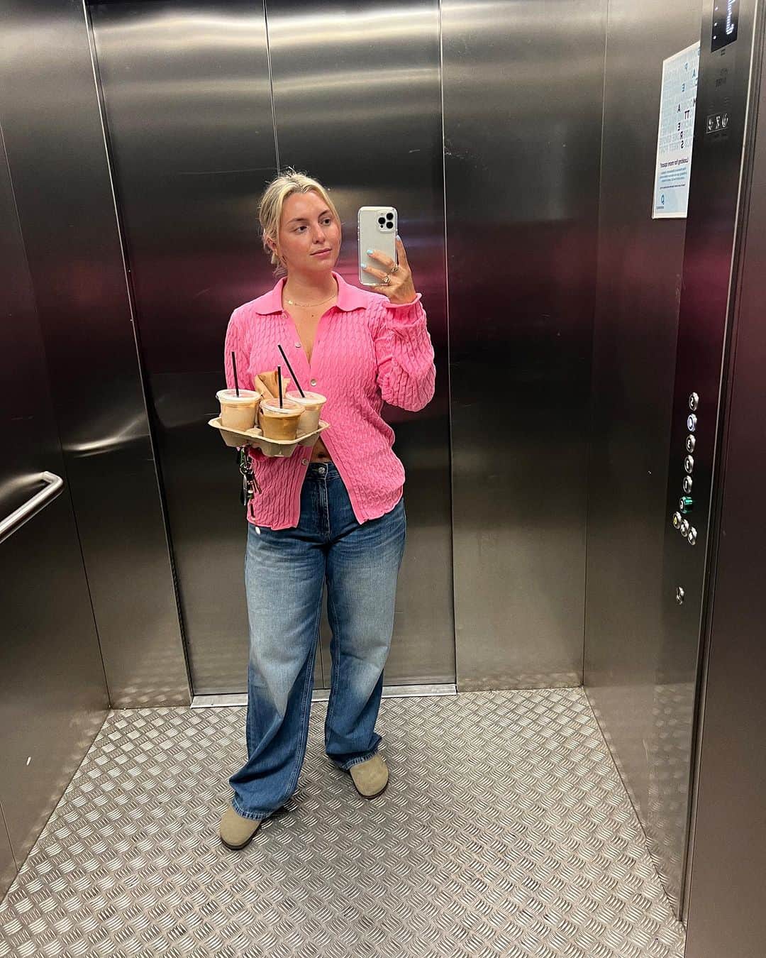 Estée Lalondeのインスタグラム：「Iced coffee barbie 💕」