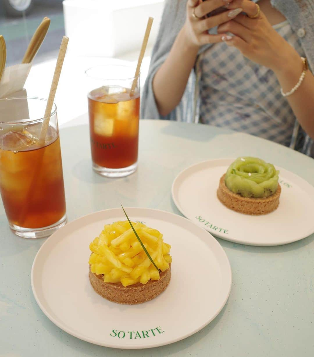 石井リナのインスタグラム：「1ヶ月に1回、SO TARTEに行きたいって思うくらい推しです🥝🍇  グルテンフリーかつヴィーガン、そしてちゃんと美味しい。（ここ大事）  お値段はそこそこするので（1,000円〜2,800円位/1つ）たまの贅沢におすすめ🍒🍋」