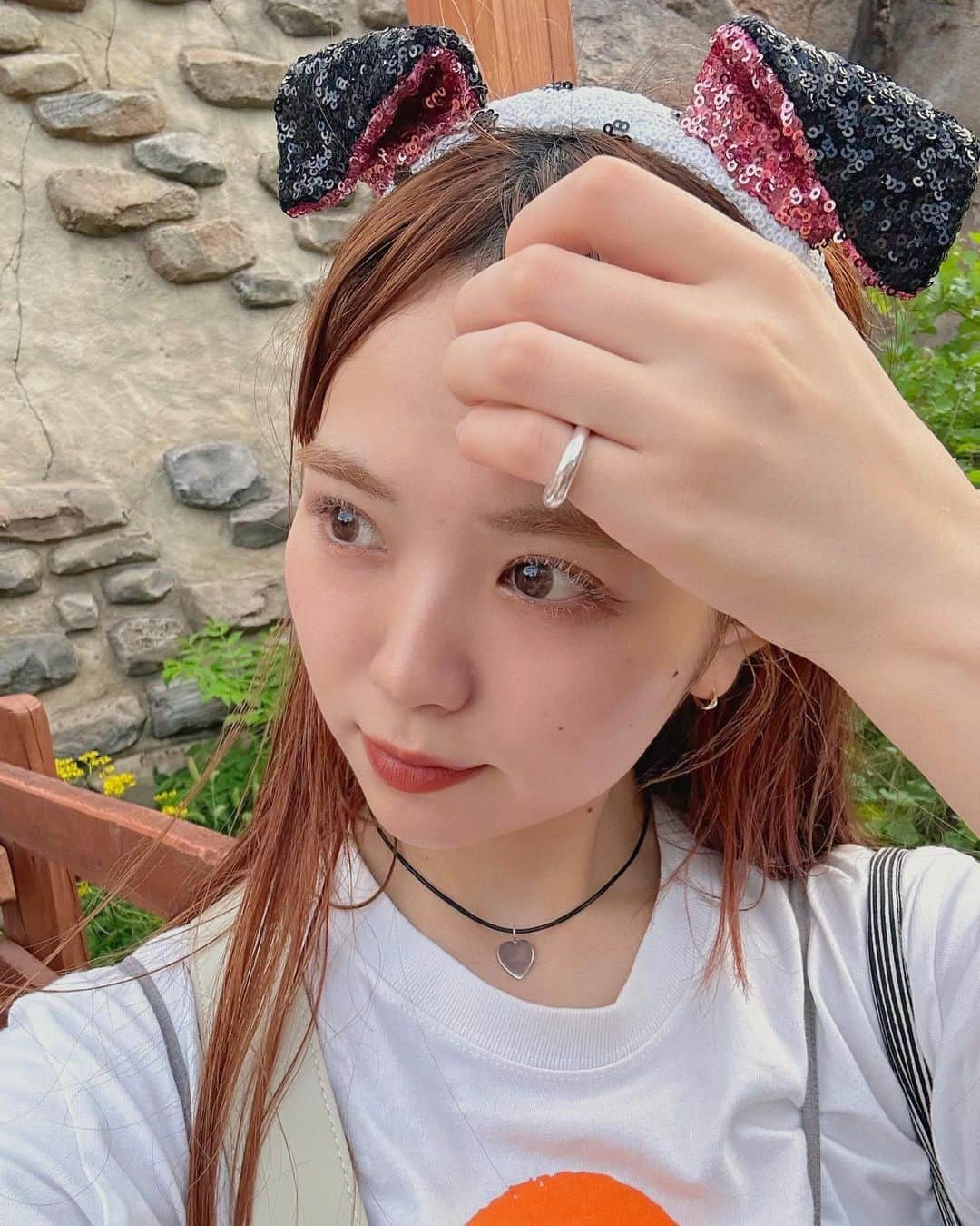 Momoのインスタグラム：「. 7月頑張ったご褒美ディズニー🐭🏰👸✨ . いつも本当にありがとう♡♡ . 今回は新卒一年目のはしもとちゃんが ディズニー人生で行ったことないと！ . なのでみんなでサプライズ♡♡ 大成功でした♡♡ . なぎもhappy birthday ♡🎂 . これから、どんどんメンバー増えて いくけどここからはじまったって かんじの大切なメンバーたち♡♡👩‍👩‍👧‍👧 . これからもよろしくね♡♡ . お客様♡ 8月もよろしくお願い致します♡♡♡ . .  . ✔️画像を保存してカウンセリングの 時にみせてください♡♡ .  イメージを変えたいけど短くするのも ブリーチをするのも勇気がいる🥺 . そんな方にも幅広くその方にあった提案 をさせて頂き一緒におしゃれを楽しみましょう♡ . ブリーチカラーは【ケアブリーチ】を 推奨しております♡ . ケアブリーチは従来よりも髪の毛への ダメージが94%cutされます！ . ブリーチなしのダブルカラーも 提案させて頂きますのでぜひご相談ください♡ . 12／3から 新店舗　GARD/ëN (ガーデン／エン) がopen♡♡ . 場所は表参道♡♡ 新しいこだわりのつまったお店で ぜひお会いできるのを楽しみに お待ちしております♡♡ . . ご予約はTOPからご予約サイト に飛べます✈︎♡(料金もそちらを参考に) . ご新規様も喜んでお待ちしております♡ . お電話.DMからも受け付けております♡ (DMは返信が遅くなる可能性が ございますのでそちらご了承下さい🙇‍♀️)  . .  〒150-0001 東京都渋谷区神宮前5-39-2 2F . TEL☎︎ 03-6712-5995 . 表参道駅から徒歩5分🚶🏼‍♀️(A1出口) ( 銀座線/千代田線/半蔵門線 ) . . 月 定休日 火・水　11:00〜20:00 木・金　12:00〜20:30 土　10:00〜19:00 日　10:00〜19:00 祝　10:00〜19:00 . . ぜひ、ご予約お待ちしてます♡♡ . codeアカウントはこちら   @__cd.momo____________ ♡ . ぜひフォローしてください♡ .」