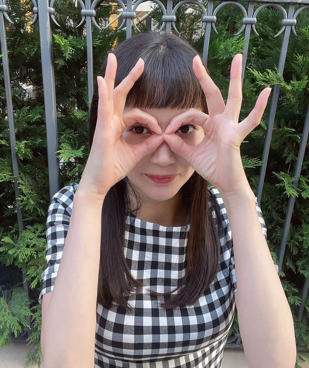出口亜梨沙のインスタグラム：「8月だー！！ 指で8を表してるみたい😂  今日の天気すごかったね😳 明日からまた晴れるのかな？ 暑いのもうやだな😭😭😭」