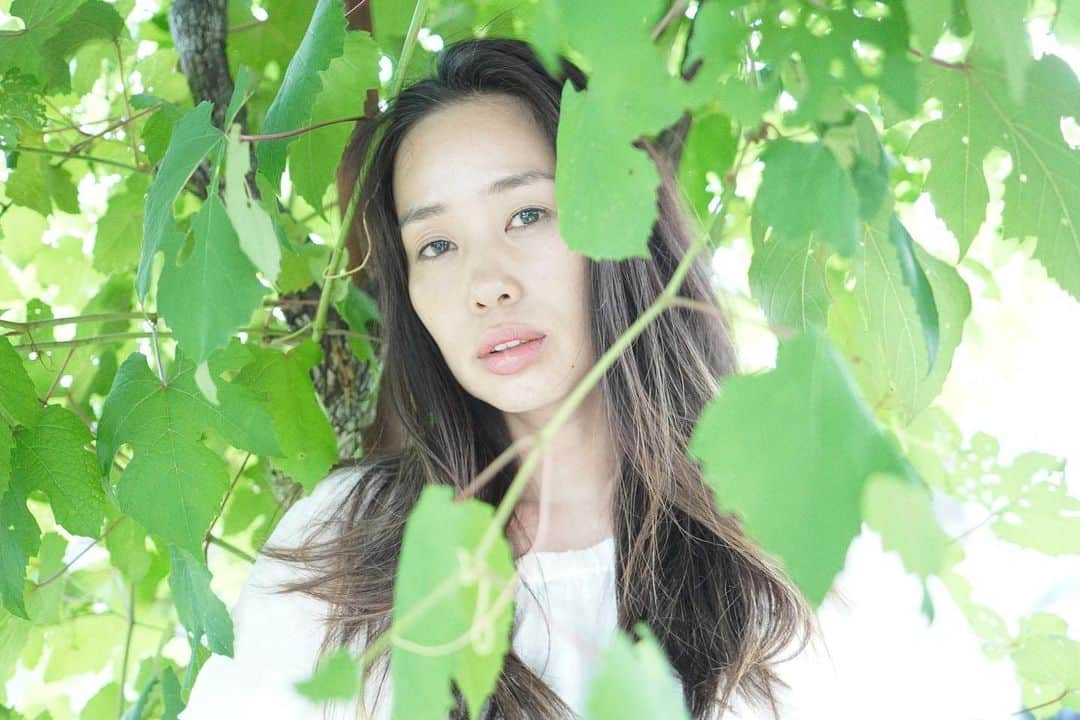 片山瞳さんのインスタグラム写真 - (片山瞳Instagram)「Greenery Summer Leaves  毎日暑いけどみんながんばってね  #shooting  #portrait #photoshoot #photo #photography  #hitomikatayama #片山瞳」8月1日 21時23分 - hitomikatayama