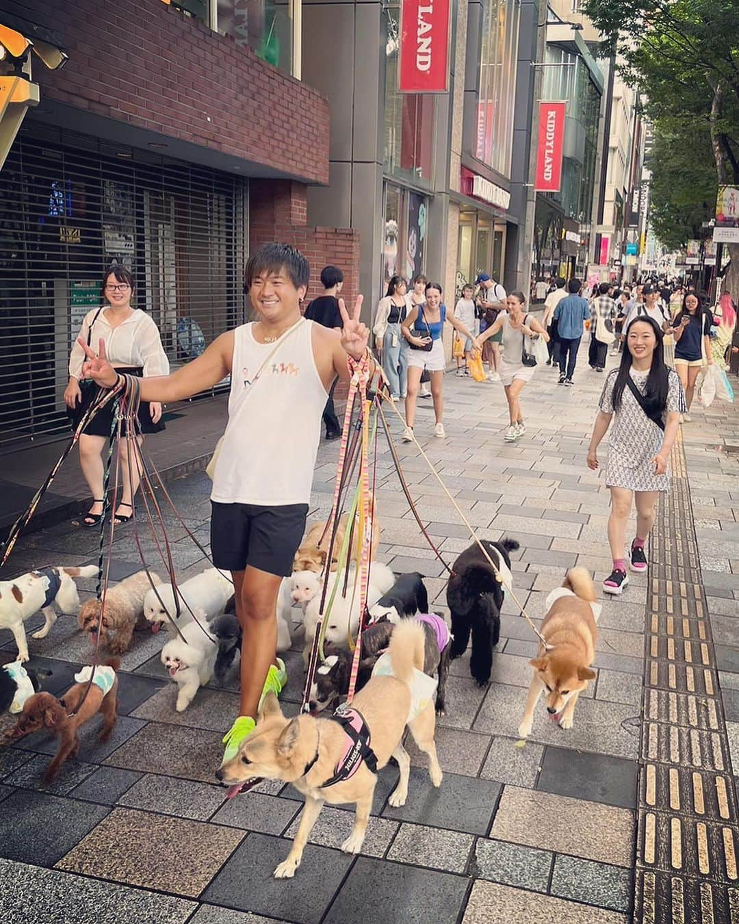 田中亜弥さんのインスタグラム写真 - (田中亜弥Instagram)「【My Birthday】 36歳になりました✌️年女🐰  お祝いメッセージくださった皆さんありがとうございます💛  仕事終わりに、ずっと行ってみたかった「CHANEL BEAUTY HOUSE」に行ってきました🩷  15分ほどのメイクアップサービスをしてもらい、いつもと少し違った自分に出会えた気がします😋  行く途中たくさんのワンチャンにも出会えました🐶✨  #誕生日  #birthday  #mybirthday  #年女  #原宿  #シャネル #chanel  #シャネルビューティーハウス  #chanelbeautyhouse  #シャネルは永遠の憧れ」8月1日 21時16分 - tanakaaya81