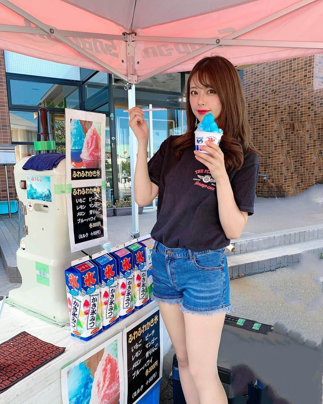 羽瀬萌さんのインスタグラム写真 - (羽瀬萌Instagram)「夏を満喫！！  といえば、かき氷🍧💙  何年かぶりにブルーハワイの味のかき氷食べたよー😉  #かき氷　#氷　#カキ氷 #屋台 #出店　#お祭り #ショーパン　#ショーパンコーデ #デニムショーパン　#Tシャツ #脚長　#Tシャツコーデ」8月1日 21時16分 - megugumigumi