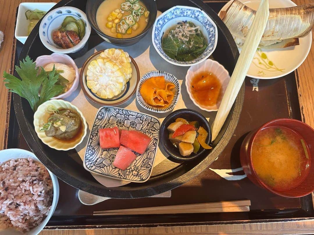のインスタグラム：「他のお店の情報→@aira.ar50  表参道ヒルズの中のお店 ヘルシーな和食なので 外国人もたくさんいました。  仕事の会食だったので 飲み物はお茶で我慢😅  #東京グルメ #表参道ランチ #表参道ヒルズ」