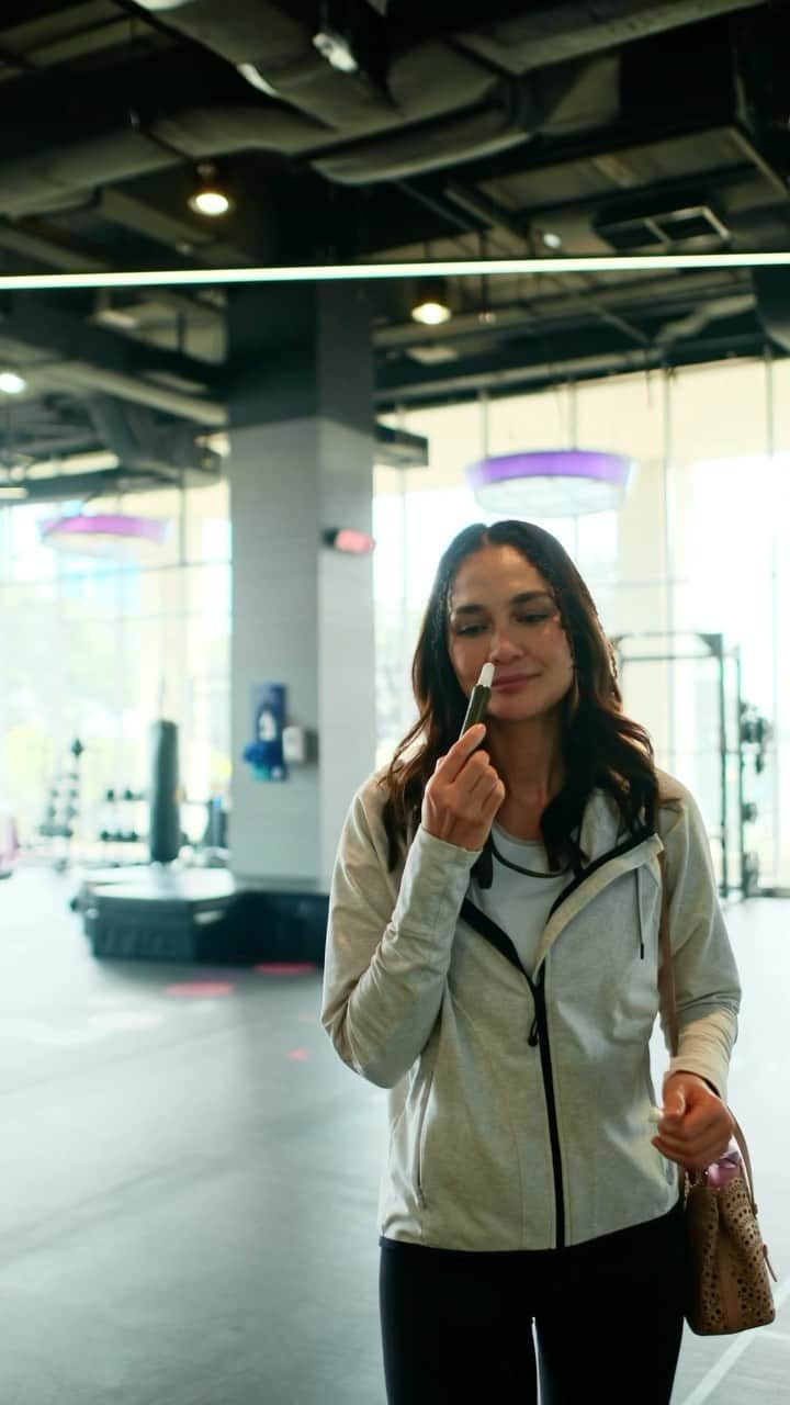 ルナ・マヤのインスタグラム：「Yuk, ikut my training session pagi ini! Jangan males untuk berolahraga karena beauty needs effort🏋️‍♀️💞  Buttt, my muscles need something yang panas setelah training, untung ada kesayangan aku @plossa.id! paling panas dan tahan lama! Otot - otot rasanya enak banget deh! Cuss...cobain!」