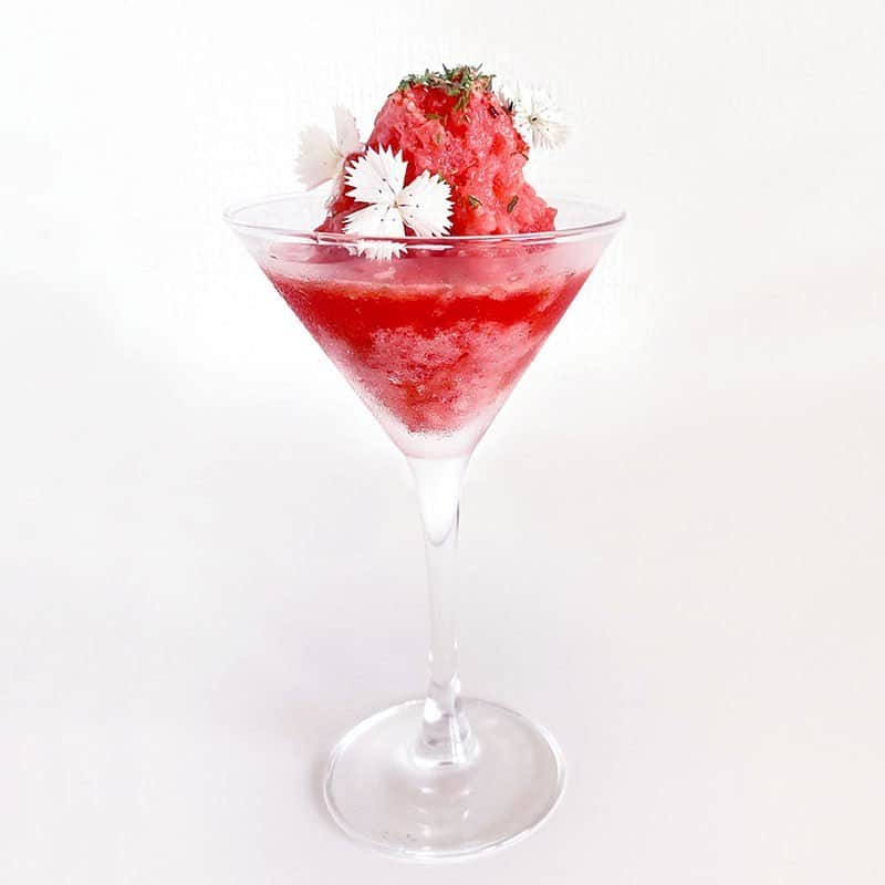 Vitamix Japanさんのインスタグラム写真 - (Vitamix JapanInstagram)「🍉スイカとタイムのグラニテ  冷凍スイカ(種を取り除き冷凍した物)　300g 塩　ひとつまみ  〈トッピング〉 タイム、岩塩、エディブルフラワー  ①コンテナに全ての材料を入れ、トップスピード20秒程攪拌します。 ②器に①を入れ、トッピングの材料を飾ります。  🌻Summer2023レシピ vitamixステップアップ講座内容  8/6(日)  vitamixを活用して、忙しい毎日の食事作りを、健康に楽しめる時短調理をご紹介します。 講座はデモストレーションのみ、実習はありませんので、vitamixを検討中の方、基礎講座を受講されていない方、、お料理初心者の方、男性の方も、お食事を楽しむ感覚で気軽にご参加頂けます。  ①中級&上級講座  受付開始12:00〜 レッスン12:15〜14:15  〈中級〉 ミンチ方法。挽きたてのガラムマサラで作る2種類のカレー、無添加、万能調味料作り、その他ヘルシー時短節約レシピをご紹介します。 〈上級〉 パン捏ね方法、基礎操作方法の応用。痩せ菌を増やすヘルシーレシピをご紹介します。  【痩せ菌を増やす発酵×スパイスレシピ】  ・有機クラフトコーラ オーガニックのホールスパイス、椰子の花蜜糖、オーガニックの黒糖、ヘンプチャコール等を使用。vitamixでスパイスを粉砕する事で、少量のスパイスでスパイシーで身体に優しいコーラシロップを作るレシピです。  ・有機ガラムマサラ  オーガニックのホールスパイスで作る香り豊かなカレースパイスレシピです。  ・発酵旨味調味料 オーガニック麹、オーガニックの旨味食材をブレッドし発酵させた洋風発酵調味料です。  ・発酵マヨネーズ 卵、乳製品不使用。発酵旨味調味料や発酵食材を使用した時短ヘルシーレシピです。  ・ダイエットカリフラワーヘンプライス vitamixで時短チョッピングしたオーガニック食材にスパイス、ヘンプシードをトッピングした代謝アップレシピです。  ♡ヘルシーキーマカレー オーガニックの野菜、ナチュラルポーク(抗生物質・合成抗菌剤・成長ホルモン剤不使用。)完熟マンゴー等で作る、時短ヘルシーレシピです。  ・ダイエットスパイスRAWカレー vitamixで攪拌するだけ、living food(植物性食材を加熱せず生で食べることで、美容や健康に効果的な酵素をふんだんに身体に取り込む食事法。)レシピです。  ・パルメザンveganチーズ 乳製品不使用。ビタミンBが豊富なニュートリショナルイーストで作るヘルシー粉チーズ風レシピです。  ♡GlutenFree veganナン  小麦、乳製品不使用。使用する道具は、vitamix、スパチュラ、オーブンの3つで作れる、天然酵母の簡単ヘルシーナンレシピです。(フライパンでの作り方、発酵無しの方法もお伝えします。)  ⭐︎使用する食材は、スーパーフードや珍しい食材もありますが、ご家庭でも簡単に手に入りやすい食材に替えて、作って頂ける様にお伝えしております。 ⭐︎その他、痩せ菌を増やす為の食材もご紹介させて頂きます。 ⭐︎作ったお料理は、ランチを楽しんでもらえるイメージで提供させて頂いております。  ②応用講座  受付開始14:45〜 レッスン15:00〜16:30  〈応用〉 vitamixの基本操作方法を使用し、失敗しないギルトフリー時短レシピをご紹介します。  【デブ菌を増やさないスイーツレシピ】  ・パインとマキベリーの発酵スムージー ・RAWマンゴーチーズケーキ ・小麦粉、乳製品不使用クッキークラスト ・RAW完熟マンゴージャム ・RAW南国フルーツコンポート ・フルーツポンチゼリーand杏仁ゼリー ・オーガニックRAWスパイスチョコソース ・バナナチョコチップフラッペ  【受講料】 ①講座  11.000円 ②講座  6.000円 ①②講座同時受講  15,000円 (税込/お支払いは現金のみとなります。)  会場 表参道  詳細・お申し込み vitamixヘルシーフード講座で検索🔎→ 表参道　ステップアップ講座を選択→ カレンダーから日付を選択して下さい。  @vitamix_japan   #vitamixrecipes #夏メニュー#バイタミックス使い方」8月1日 21時19分 - vitamix_japan