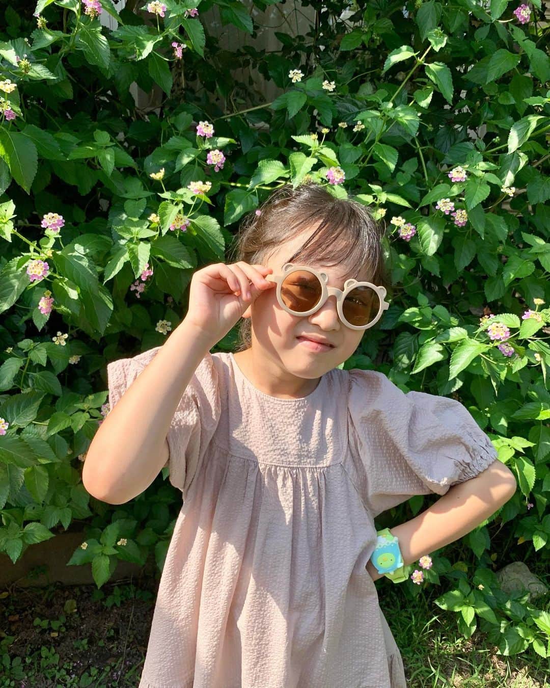 satomiさんのインスタグラム写真 - (satomiInstagram)「🌼🌼  じいじばあばのおうちのお庭で📸  ランタナというお花らしいです✨ たくさん咲いてて綺麗でした〜😚🫶🏻  ちょこっとお庭に出ただけなのに みんな蚊に刺されました😂  道の駅でもこもこソフトクリームを 食べたよ🍦  りいなはラムネミックス💙🤍  #7歳 #小学生 #小学2年生 #小2 #夏休み #ソフトクリーム」8月1日 21時20分 - riina.93
