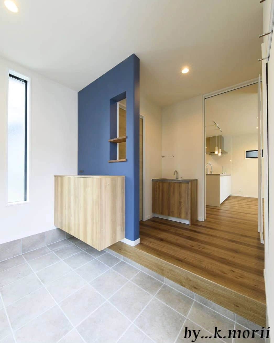 設計室 匠建枚方さんのインスタグラム写真 - (設計室 匠建枚方Instagram)「間口の広い玄関🏡  玄関にロードバイクをおけるよう幅を広くしております👀  トイレのドアは造作の壁で隠れるように計画しました🤗✨✨  ハイドアや造作手洗いと玄関ホールに魅力がたくさん詰まってます🎶  匠建枚方は注文住宅専門の工務店。 モデルハウスの見学をご希望の方は、 TEL-0120850515 までご連絡下さい。  詳しくはプロフィール欄から 当社ウェブサイトをCHECK⏩️  #匠建枚方  #注文住宅  #注文建築  #玄関  #玄関ホール  #おしゃれ玄関 #玄関収納 #下駄箱 #玄関タイル #ニッタイ工業 #ロマーニ #造作壁 #アクセントクロス #サンゲツ #ハイドア #マイホーム  #マイホーム計画 #家づくり  #日常  #暮らし  #新築  #一戸建て  #工務店  #枚方工務店  #枚方  #枚方市  #設計  #設計事務所  #大阪  #京都」8月1日 21時20分 - shokenhirakata