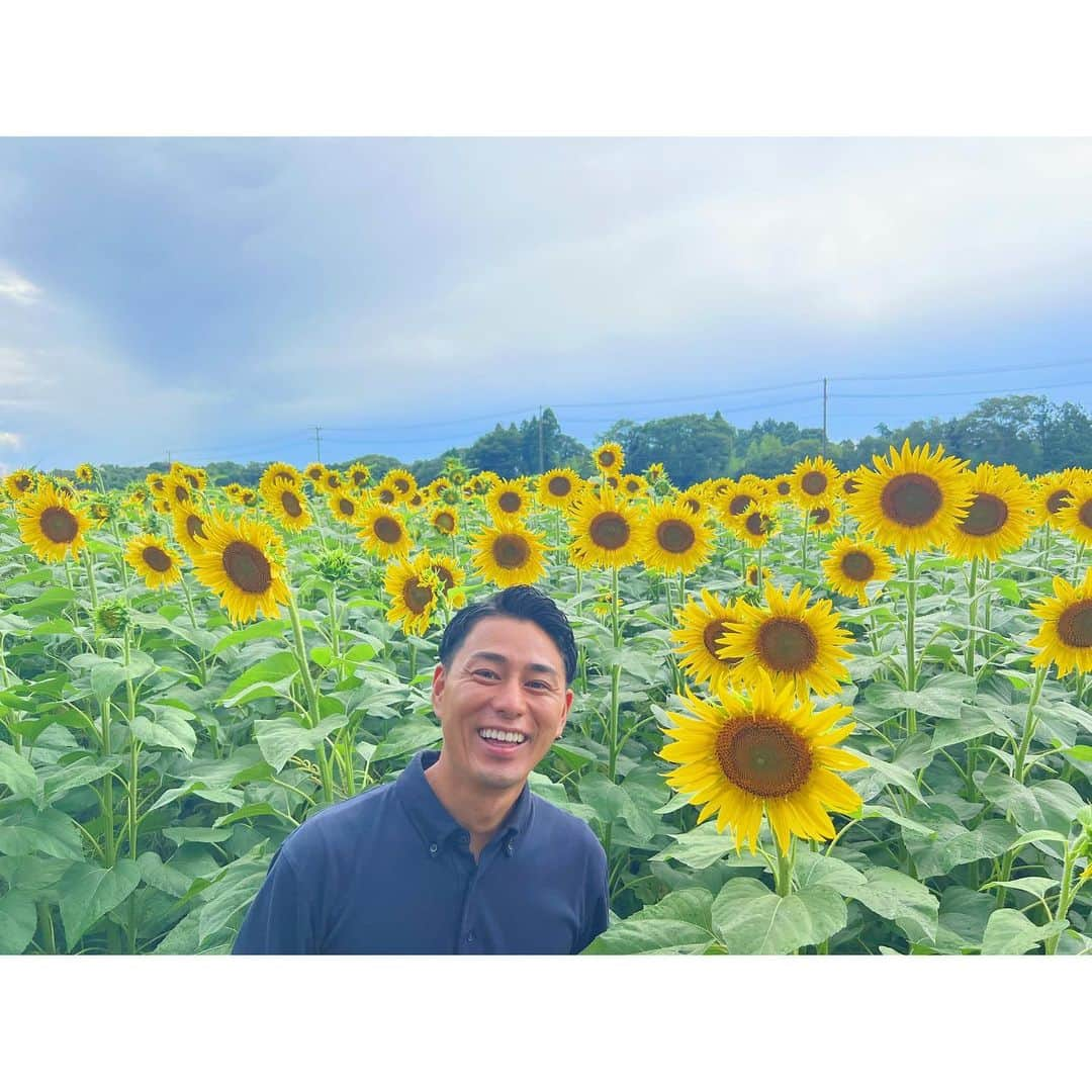 木村拓也さんのインスタグラム写真 - (木村拓也Instagram)「. 33歳  誕生日を迎え、またひとつ歳を重ねました。みなさまいつもありがとうございます😊  毎日アクティブに全国を飛び回り、気づいたらまたあっという間にこんがり焼けており....。  今年はよりゆるやかにしなやかに、真心と情熱を持ちながら愛情深く過ごしていきたいと思います。  引きつづき、どうぞよろしくお願いいたします☺️  写真は今日の中継先のひまわり畑🌻です。  明日から夏季休暇をいただきます。 ゆっくりリフレッシュして、またアクティブに頑張ります！  #33歳 #誕生日」8月1日 21時32分 - takuya.kimura0801