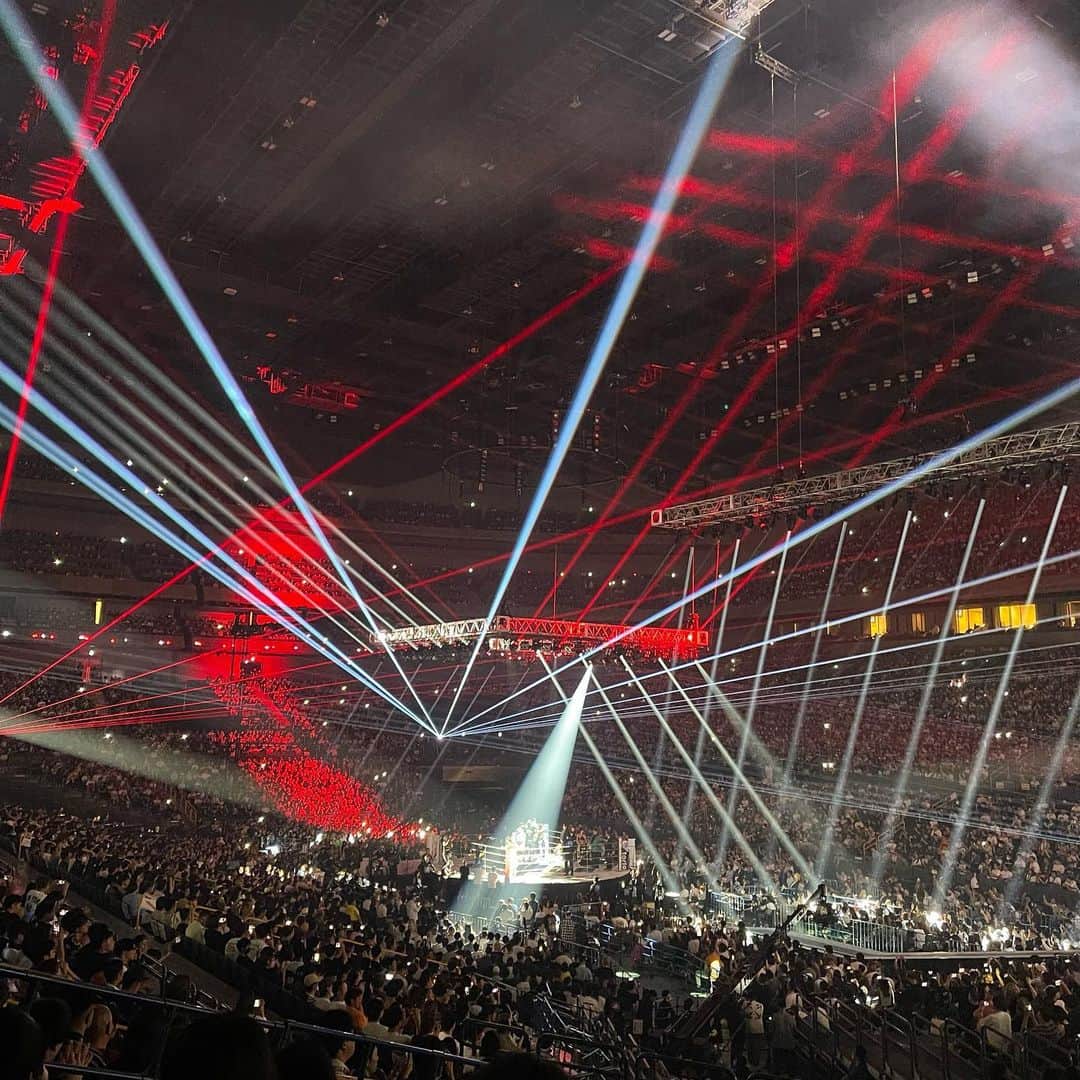 北岡悟のインスタグラム：「#超RIZIN2 観戦、行きました⚡️👀 完璧な変装で誰にも声を掛けられませんでした私北岡悟💯 フライングケージが見たくて行きましたが、実際見たらケージが天井に上がるだけで、そこに特に大きな感動は無かったですw BellatorのケージMMAとRIZINのリング MMAを一日で見比べるカタチで、それぞれの良し悪しがよく分かりました⭕️❌ 以前から橋本玲音夢君と、一緒にRIZINを観に行こうと約束をしていて、その約束が果たせて、玲音夢君が関係者パスでの観戦を楽しんでくれていて、それが嬉しかったです☺️ 玲音夢君にはパンクラスイズムのことをいろいろ助けて貰ってて、そのお返しでもありました🫱🏾‍🫲🏽 観戦後、玲音夢君と池袋の温野菜でしゃぶしゃぶ🍲 肉しか食べれないと言っていた玲音夢君より、肉しか食べませんでした私😋🐮 追伸:  やっぱりRIZINは客席で見るものじゃないと思った！！ 最後に出場してからもう約三年経つけど、それでもやっぱり！！」