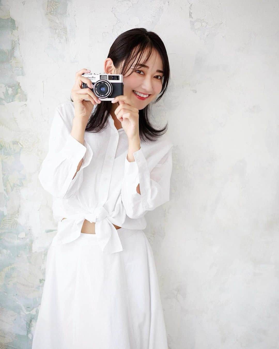 山吹香織のインスタグラム：「8月スタート🍉🌻🏝️ 今月もよろしくお願いします🤲☺️ 最近室内と外の温度差で体調崩してる方多いので気をつけてくださいね。。🫠 ・ ・ ・ 8月も笑顔で。。🌻😊🌈 ・ ・ ・ ・ #8月 #月日が経つのは早い  #オフショット  #撮影#モデル #広告モデル  #フリーモデル  #フリーランスモデル  #ヘアー #メイク #hair#makeup #model #instagood #japan  #studio #ハウススタジオ #明日も笑顔」