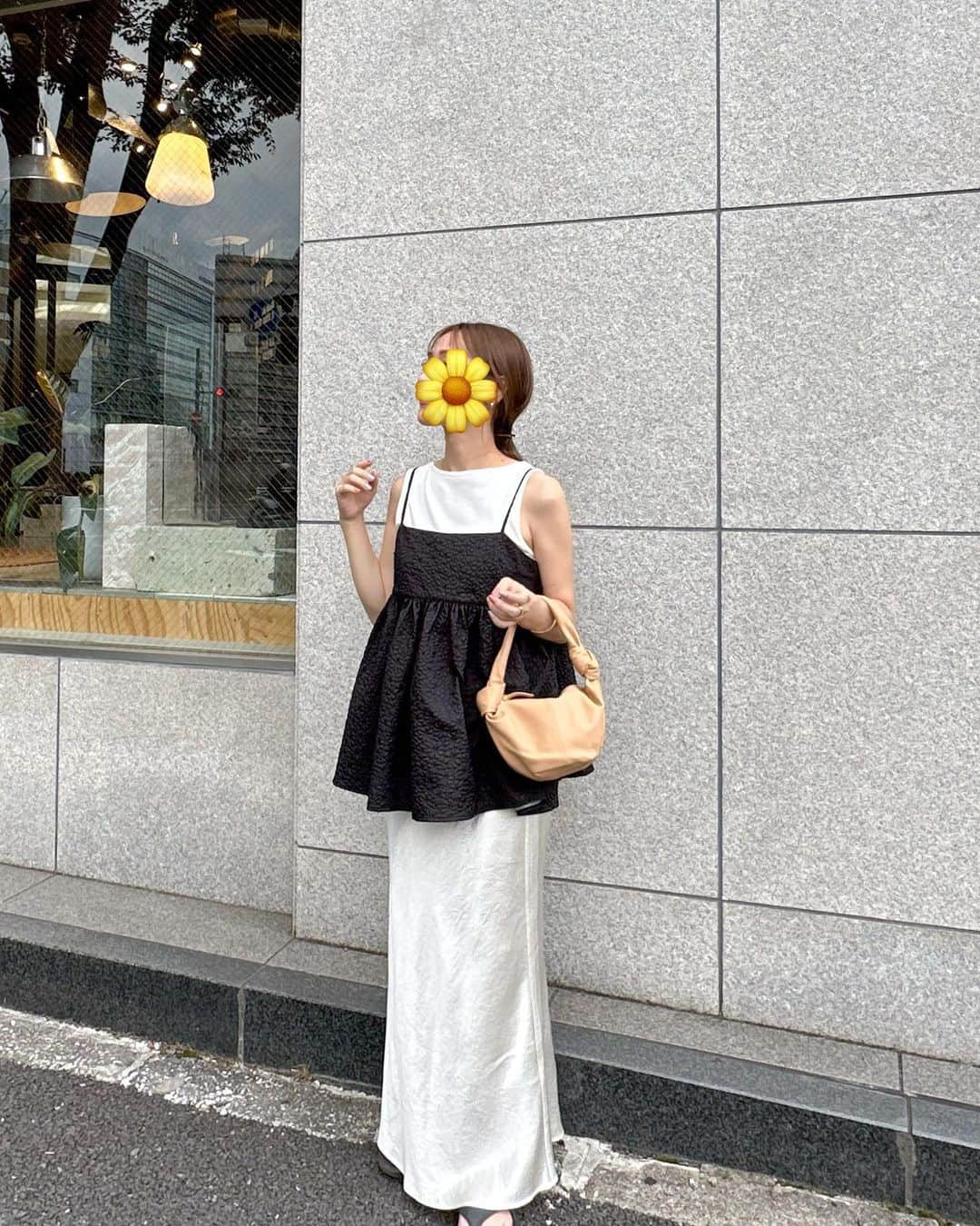 小川陽香さんのインスタグラム写真 - (小川陽香Instagram)「ㅤ いつかの私服🤍🌼 ㅤ 自然光でめちゃくちゃ明るくなってるけど 髪色がいい感じすぎて嬉しい〜〜！🤍 ㅤㅤ ㅤ Tops @uniqlo  Camisole @nananamoe_shop  Skirt @enof_01  Bag @newbottega  ㅤㅤ ㅤ ㅤㅤㅤスカート がお気に入り！でもウェーブ民のお悩み 下半身が気になりすぎる🍐 ㅤ ので、トップスでカバーして誤魔化す🤫 ㅤ ㅤㅤ #イエベ春 #骨格ウェーブ ##私服 #155cm」8月1日 21時31分 - _haruka824