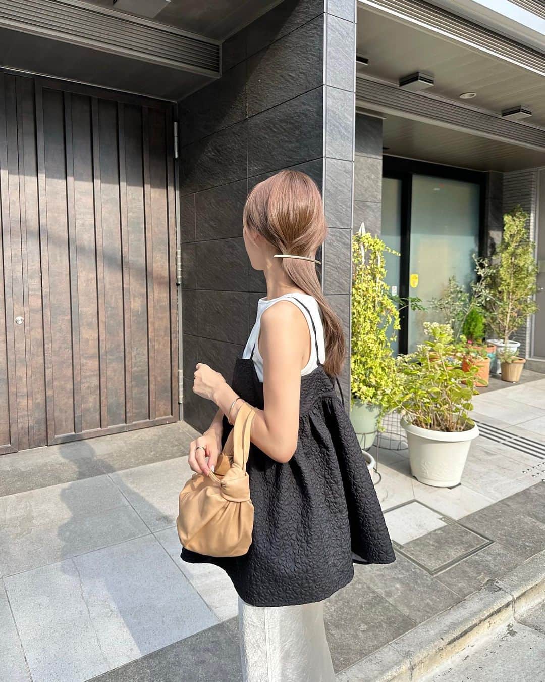 小川陽香のインスタグラム：「ㅤ いつかの私服🤍🌼 ㅤ 自然光でめちゃくちゃ明るくなってるけど 髪色がいい感じすぎて嬉しい〜〜！🤍 ㅤㅤ ㅤ Tops @uniqlo  Camisole @nananamoe_shop  Skirt @enof_01  Bag @newbottega  ㅤㅤ ㅤ ㅤㅤㅤスカート がお気に入り！でもウェーブ民のお悩み 下半身が気になりすぎる🍐 ㅤ ので、トップスでカバーして誤魔化す🤫 ㅤ ㅤㅤ #イエベ春 #骨格ウェーブ ##私服 #155cm」