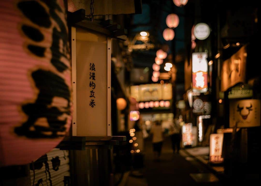 羽坂譲人さんのインスタグラム写真 - (羽坂譲人Instagram)「The first impressions of him #summicron35mm7elements  . He's more cute on monochrome. Less blur on edges than older brother of my 6 elements but still blurry on edges, which is really fun part talking with the gentle-mannered old guy. . . . . . #myleicaphoto #myleicajourney #leicam10d #leicam10preporter #throughyourleica #lensculture #lfimagazine #worldviewmag #life_is_street #toneception #f22bestphoto #spicollective #forthetones #myspc #throughyourleica #leicagram #leica_world #myleicacompanion #leica_society #leicaedc #leicacommunity #leica #leicacamera  #leicamag #photocinematica #summicron35」8月1日 21時24分 - _f7