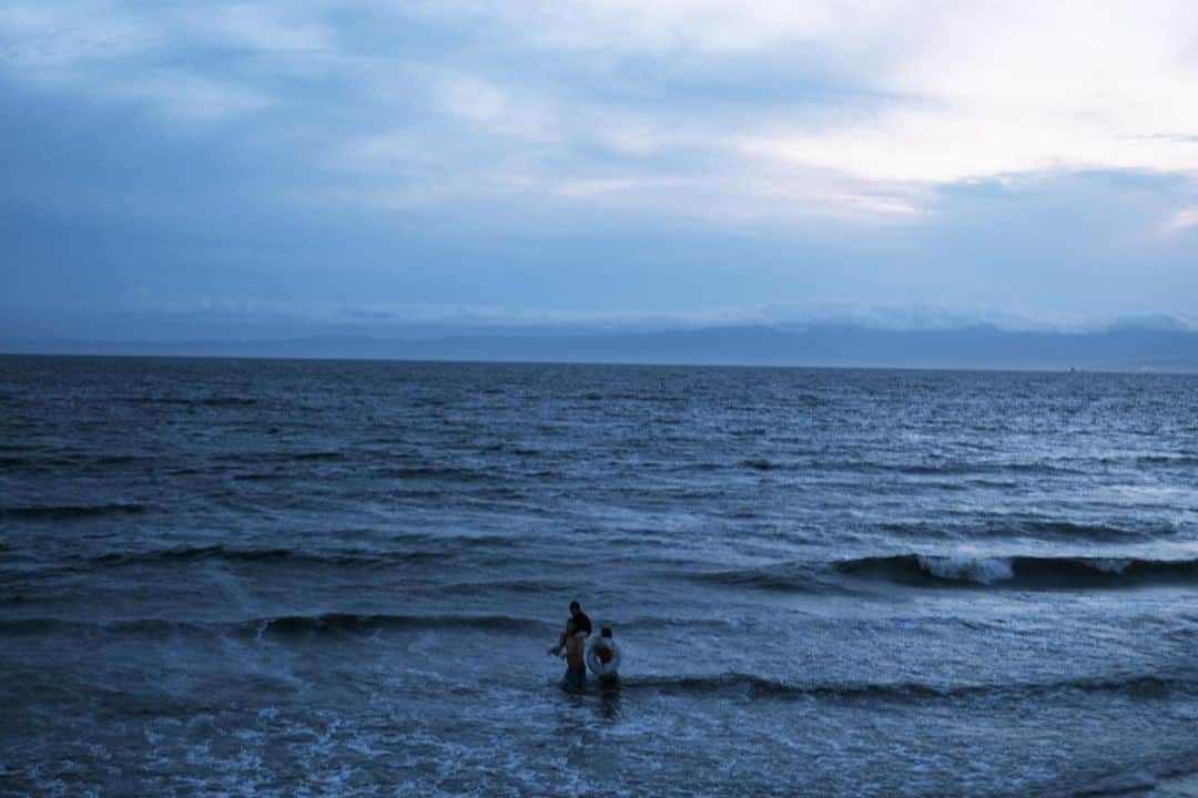 藤井祥子さんのインスタグラム写真 - (藤井祥子Instagram)「私が日々病める時も健やかなる時も遠くの海ではこんな景色が広がってると思うと面白いよね…世界…となると言ったらそれ星野道夫も言ってたわと言われた回🌬️🦈🐬」8月1日 21時24分 - shoco_fuji