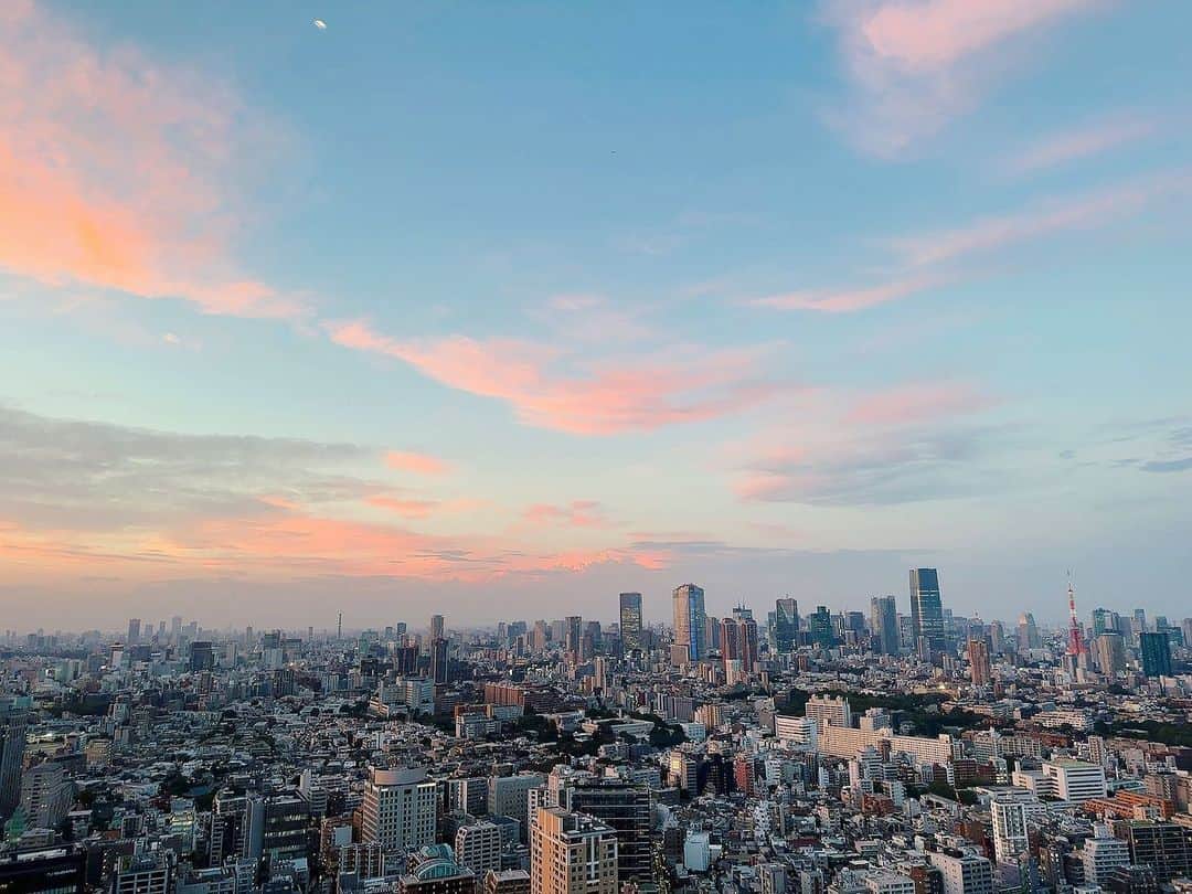 木南清香のインスタグラム：「早くも、8月🌻  毎日、溶けるように暑い日々が続いておりますが、 夏の夕焼けは本当に美しくて、好き☺︎  7月にお友達がお祝いしてくれた日。 夕焼けから夜景まで眺めながら 美味しいものを食べて幸でした🎂  ありがとう♡  #August #sunset」