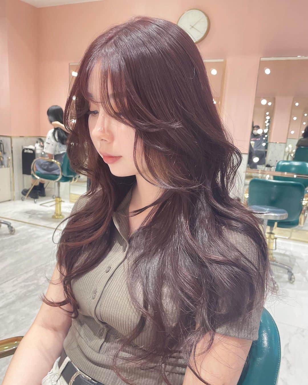 原涼香のインスタグラム：「❤️ ワインレッド ✖️ #레이어드컷 ❤️ 韓国トレンドヘアー૮ • ﻌ - ა ✧˖*°  ㅤㅤㅤㅤㅤㅤㅤㅤㅤㅤㅤㅤㅤ 色味をしっかり出したい方は Wケアカラーがオススメです✔︎🤍 ㅤㅤㅤㅤㅤㅤㅤㅤㅤㅤㅤㅤㅤ 🪩韓国HAIR STYLE menu... ㅤㅤㅤㅤㅤㅤㅤㅤㅤㅤㅤㅤㅤ ☑︎カット 巻いても巻かなくても可愛いこだわりレイヤーカット🤍  ☑︎プレミアムケアカラー(or Wケアカラー) ハンソヒちゃんみたいな大人っぽいレッドカラー🌹🤎 ㅤㅤㅤㅤㅤㅤㅤㅤㅤㅤㅤㅤㅤ ☑︎バイカルテトリートメント 韓国人みたいなツヤ髪はHITAトリートメントで叶います🤍 ㅤㅤㅤㅤㅤㅤㅤㅤㅤㅤㅤㅤㅤ ご予約はリンクから🫶🏻🔗 ㅤㅤㅤㅤㅤㅤㅤㅤㅤㅤㅤㅤㅤㅤㅤㅤㅤㅤㅤㅤㅤㅤㅤㅤㅤㅤㅤㅤ ㅤㅤㅤㅤㅤㅤㅤㅤㅤㅤㅤㅤㅤ  #SHIMA#韓国ヘア#韓国スタイル#レイヤーカット#ワンホンヘア#ワンホン#ダークトーン#網紅#初カラー#暗髪#ベージュカラー#ラベンダーカラー#グレージュ#オリーブカラー#透明感カラー#銀座美容院#銀座美容室#美容師#시스루뱅#레이어드컷#koreanhair」