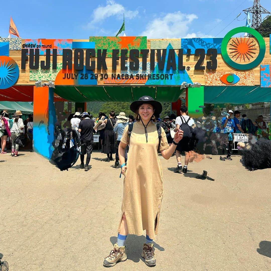 福吉 彩子さんのインスタグラム写真 - (福吉 彩子Instagram)「働くかあさんのフェスコーデ あっつい夏のフェスを乗り切るのもワンピが良かった！とにかくサファリハットをかぶっておけば初心者でもフェス感だせる😏 苗場は山なので天候変わりやすいし、かなり歩くのでトレッキングシューズがはマスト #chums   ☆☆☆☆ 今年で2回目参加となる ＃フジロック　 私のお目当てのUAは、まだ関西にいた頃、FM802のフェスである　#ミートサワールドビート　のステージで聞いて以来26年ぶり、ライブでの「情熱」は、懐かしい記憶よみがえりつつ、今聞いてもなお、オシャレで新しくかっこよいサウンドで、感動しました〜 今年は昨年に比べて随分人が多くて、どこもいつでもフードを買うのに長蛇の列だったから、すぐに買えるビールについ手がのびちゃうよねぇ、暑いし！  ②日中は木陰に避難、木々が漏れ聞こえる感じがよいんだなあ〜 ⑤メインのステージ、リハ風景 ⑥今回のNo.1フェス飯はビリヤニ ⑦UAのライブ風景は音無し🙏 ⑧昨年は見れなかった夜の風景。夕方からかなり涼しくなり、ライトアップがどこも素敵だった🤍  #ワーママ #ワーママコーデ #働くかあさん  #プチプラコーデ  #アラフォーファッション #フェス　#フェスコーデ」8月1日 21時27分 - fuku44aya