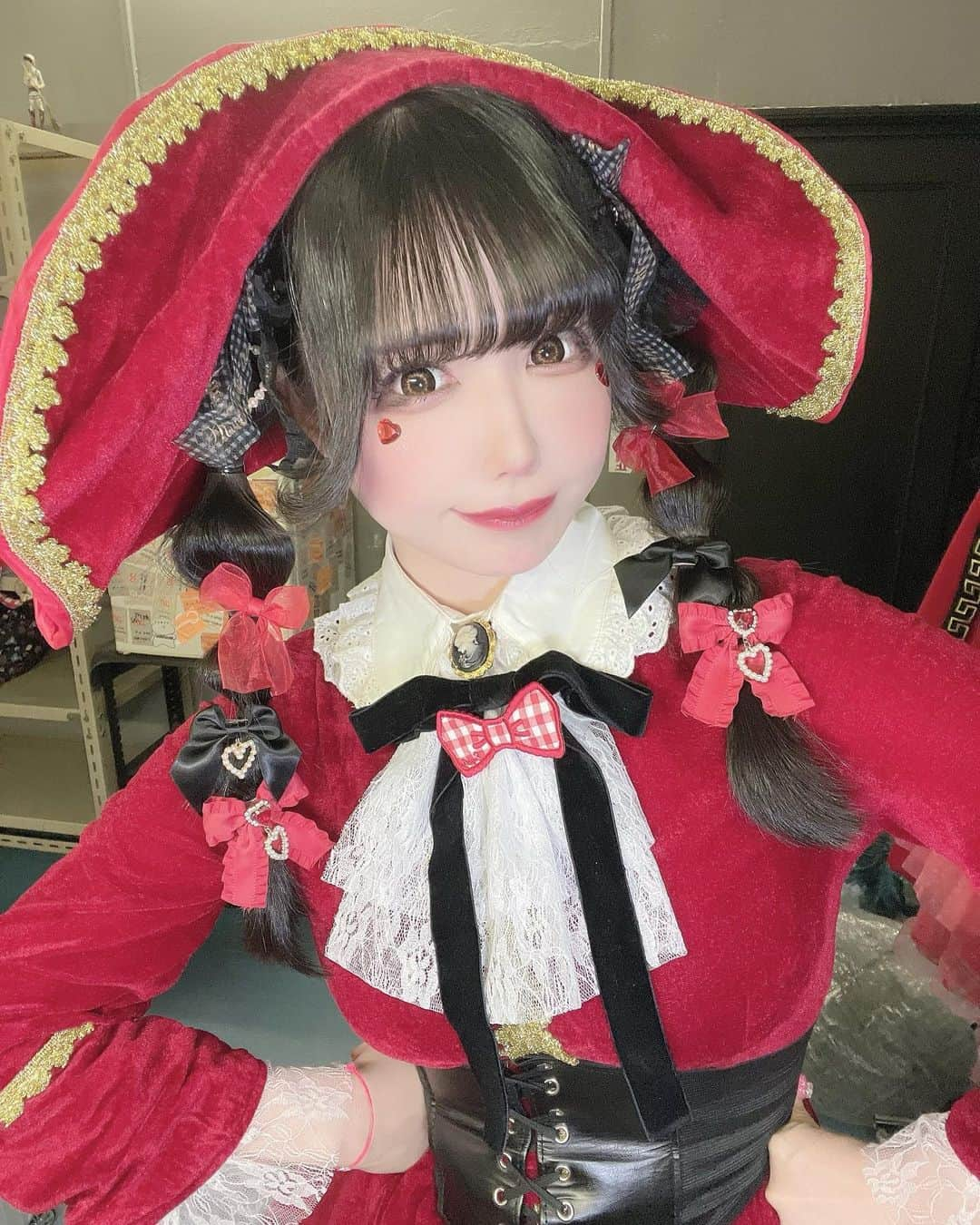 恋汐 りんごのインスタグラム：「🏴‍☠️ 🎀 🏴‍☠️ 🎀 世界一おりぼんがたくさんな海賊♡ 汐りん船長です♡°ʚ(Ｕ 'ᴗ' Ｕ)ɞ°.  #海賊 #船長 #バンもん #恋汐りんご #アイドル衣装 #coisioringo  #idol」