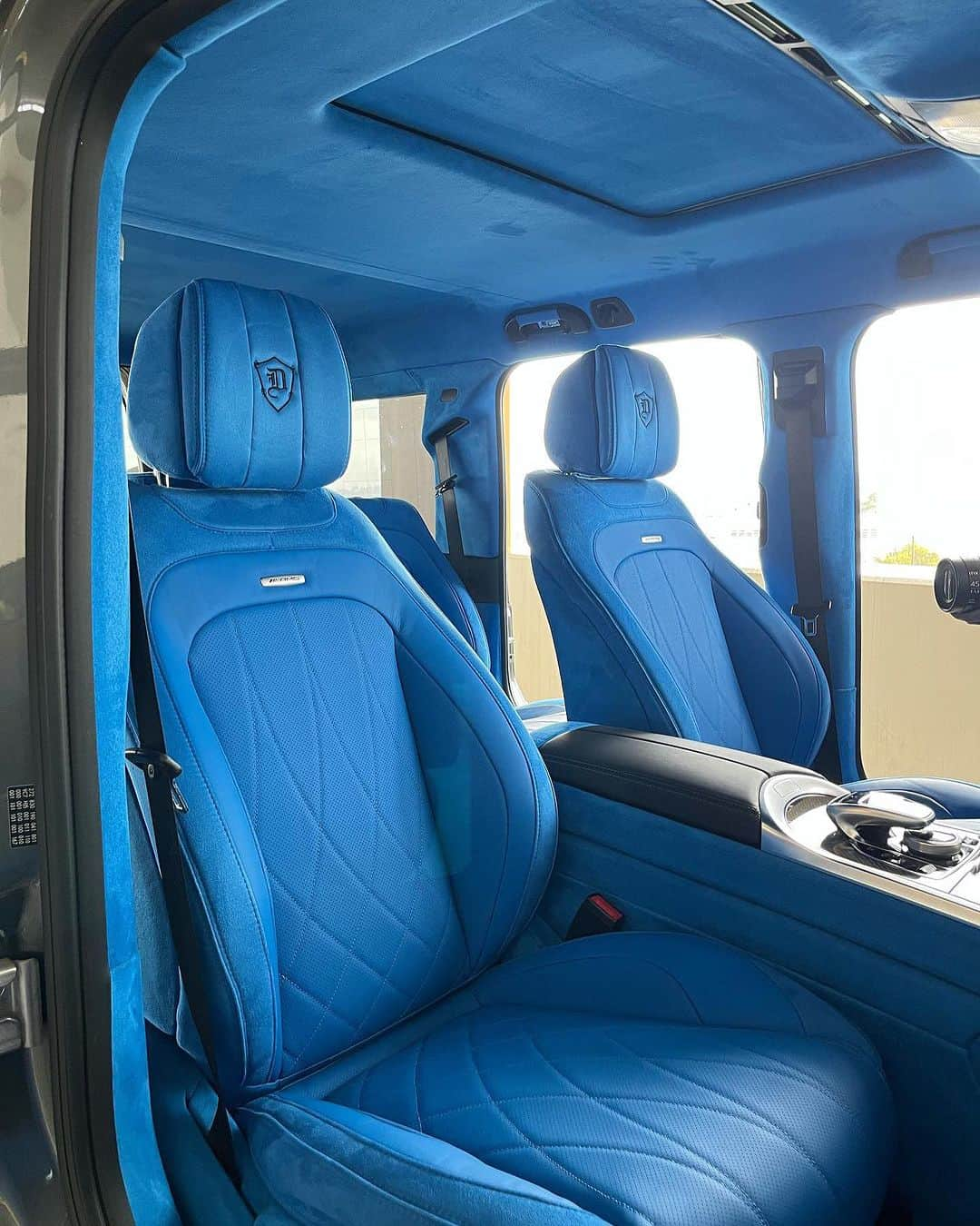 CarsWithoutLimitsさんのインスタグラム写真 - (CarsWithoutLimitsInstagram)「Custom G wagon interior kits  Many colors and designs to choose from @anthonytopstitch. What colour would you choose ?? #carswithoutlimits #gwagon #g63 #g500 #amg」8月1日 21時28分 - carswithoutlimits