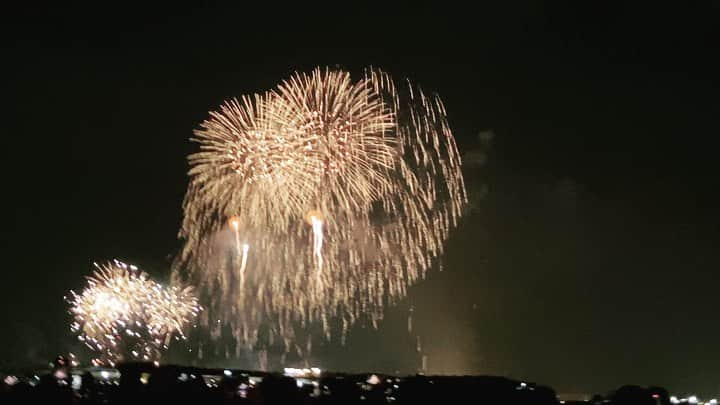 平子理沙のインスタグラム：「昨日は横浜のみなとみらいの花火を見に行きました😆❣️🎇 日本の花火は本当に美しいですね😍❤️❤️❤️❤️❤️ 音と光が気持ち良くて、夏を満喫しましたよー❣️❣️🎆 #みなとみらい花火大会2023 #lifestyle#fashion#beauty#risahirako#平子理沙」