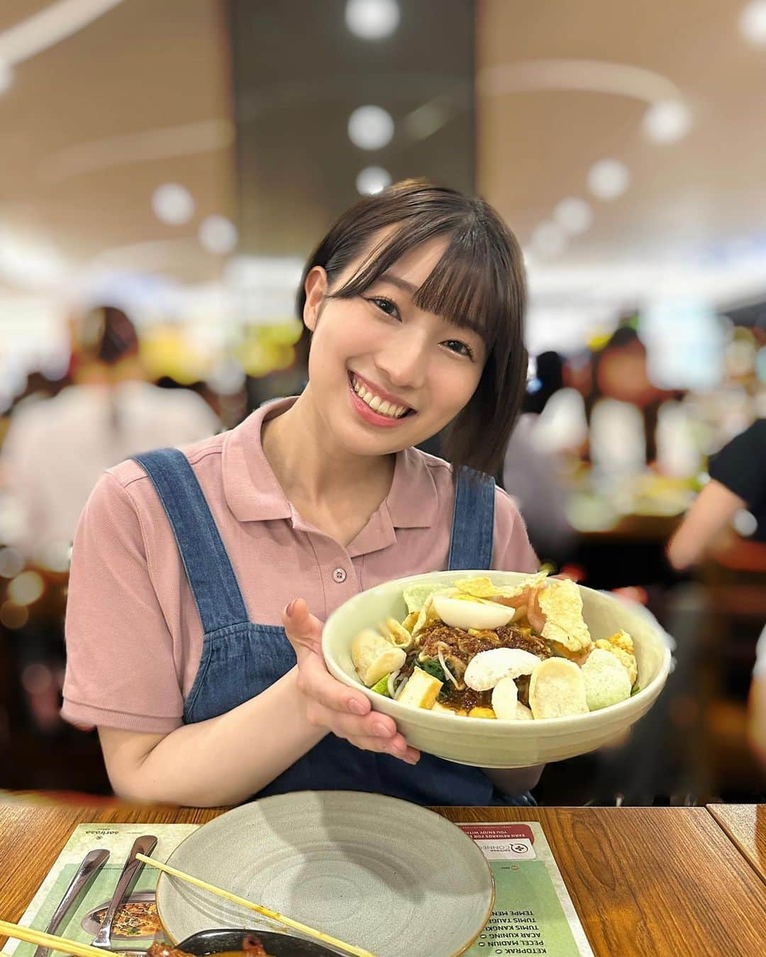 安部若菜さんのインスタグラム写真 - (安部若菜Instagram)「インドネシア投稿もうちょいさせて🇮🇩  ご飯が全部美味しかった🤤 でもご飯の名前は分かんない笑  最後のジュース、何のジュースでしょう🍹？」8月1日 21時30分 - _wakapon_