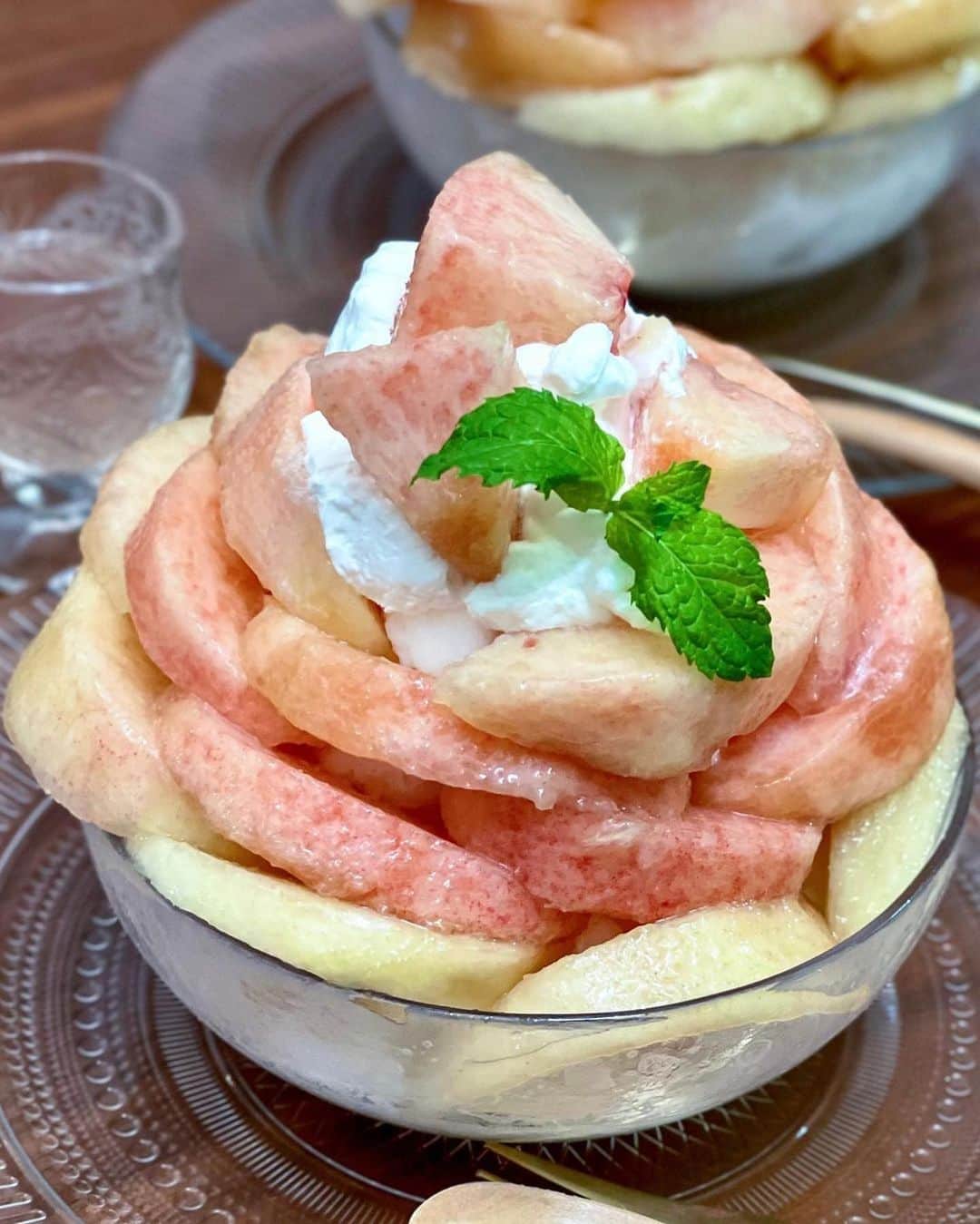 ナゴレコさんのインスタグラム写真 - (ナゴレコInstagram)「📍「Cafe Garden Pot」 ･････････････････････････････････････････  愛知県・高浜市にあるオシャレなカフェをご紹介🍴 「Cafe Garden Pot」さんでは、お値打ちなモーニングやパスタランチメニュー、季節のパフェが大人気✨  暑〜い今の時期におすすめなのが、桃をたっぷりと使ったかき氷🍧  ポイントはなんといっても、氷が見えないほど盛られたたっぷりの桃✨  食べやすいようカットされていて、冷たい氷と一緒に味わえば至福のひとときが楽しめること間違いなしです💯  氷は“ミルク氷”を使用しているので、優しいミルクの甘みも感じられて、より一層デザート感のある1杯が楽しめちゃいます💕  この夏はぜひ「Cafe Garden Pot」さんでフルーツたっぷりのデザートを楽しんでみてね✨  ┈┈┈┈┈┈┈┈┈┈┈┈┈┈┈┈┈┈┈  🍤名古屋のローカルグルメメディア【ナゴレコ】🍤  名古屋人がレコメンドする本当に美味しい名古屋めし🥢 これさえフォローしておけば、街の流行りがきっとわかる◎ 100名以上の編集部で作り上げる、名古屋エリア最大規模のグルメメディアです📝  他の投稿はこちらから👉 @nagoya_food  ┈┈┈┈┈┈┈┈┈┈┈┈┈┈┈┈┈┈┈  素敵な投稿にタグ付けしていただきありがとうございます✨  #ナゴレコ で、あなたの投稿をリポスト！ webサイト「ナゴレコ」もチェックしてね👀 ･････････････････････････････････････････  ☞ photo by （ @chinami1145 ）  ❁٩(„❛ ֊ ❛„) ‪𓂃 𓈒𓏸◌‬ . 愛知県高浜市 ✰カフェガーデンポット✰ @cafe_pot @cafe_pot_alacarte . 《桃のミルク氷》 ¥1,400(税込） . 大好きなポットさんのミルク氷🧊🫧 . 自分の去年の𝐩𝐨𝐬𝐭見て👀 美味しそ〰️‼︎って思った🤣 . 一昨年のネーミングが 『ももたっぷりミルク氷』 毎年たっぷりですから〰️🤣🙌 . 今年はトップにも🍑乗ってて 毎年桃の量が増えてるんじゃないの？ って思うくらい満足です💗 ͗ . 甘くてジューシーな @808_yaojin さんの桃です😋 . 氷はミルク氷で柔らかく とっても食べやすいです^^b‪ ̖́-‬ バニラアイスも入ってますよ🤗 . 別添えで桃のソースが付いてますが 無くてもいいくらい美味しいです🙌🏻💕 （全部かけますが🤭) . ➳営業時間8:00-18:00 ➳定休日㈫第2第4㈬ ➳[℡]0566-52-8166 ➳駐車場 有 . . . . .」8月1日 21時33分 - nagoya_food
