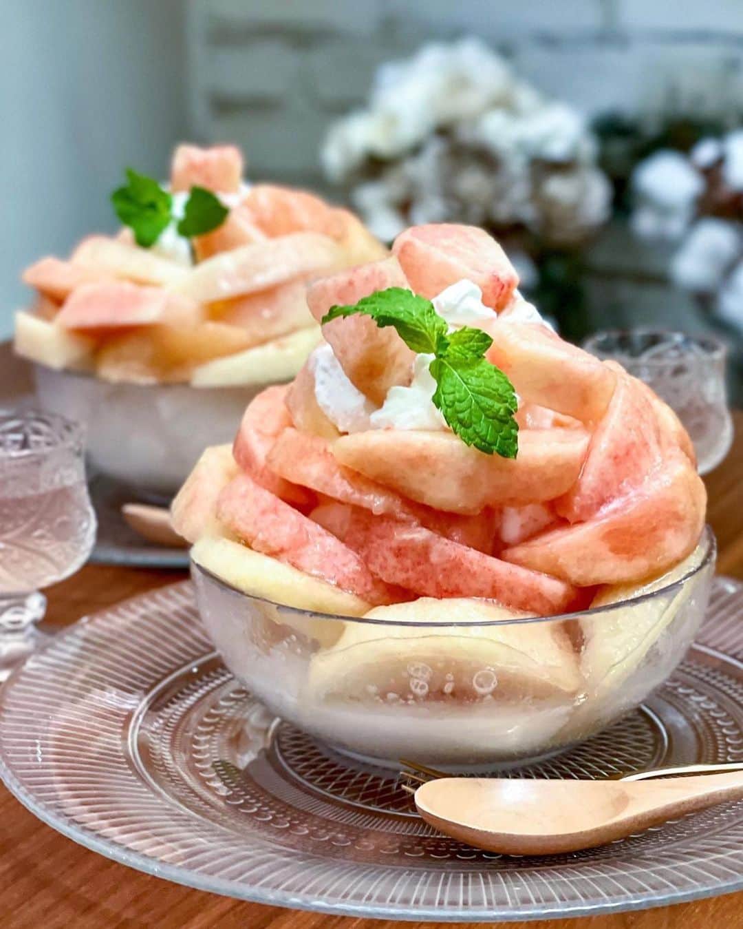 ナゴレコさんのインスタグラム写真 - (ナゴレコInstagram)「📍「Cafe Garden Pot」 ･････････････････････････････････････････  愛知県・高浜市にあるオシャレなカフェをご紹介🍴 「Cafe Garden Pot」さんでは、お値打ちなモーニングやパスタランチメニュー、季節のパフェが大人気✨  暑〜い今の時期におすすめなのが、桃をたっぷりと使ったかき氷🍧  ポイントはなんといっても、氷が見えないほど盛られたたっぷりの桃✨  食べやすいようカットされていて、冷たい氷と一緒に味わえば至福のひとときが楽しめること間違いなしです💯  氷は“ミルク氷”を使用しているので、優しいミルクの甘みも感じられて、より一層デザート感のある1杯が楽しめちゃいます💕  この夏はぜひ「Cafe Garden Pot」さんでフルーツたっぷりのデザートを楽しんでみてね✨  ┈┈┈┈┈┈┈┈┈┈┈┈┈┈┈┈┈┈┈  🍤名古屋のローカルグルメメディア【ナゴレコ】🍤  名古屋人がレコメンドする本当に美味しい名古屋めし🥢 これさえフォローしておけば、街の流行りがきっとわかる◎ 100名以上の編集部で作り上げる、名古屋エリア最大規模のグルメメディアです📝  他の投稿はこちらから👉 @nagoya_food  ┈┈┈┈┈┈┈┈┈┈┈┈┈┈┈┈┈┈┈  素敵な投稿にタグ付けしていただきありがとうございます✨  #ナゴレコ で、あなたの投稿をリポスト！ webサイト「ナゴレコ」もチェックしてね👀 ･････････････････････････････････････････  ☞ photo by （ @chinami1145 ）  ❁٩(„❛ ֊ ❛„) ‪𓂃 𓈒𓏸◌‬ . 愛知県高浜市 ✰カフェガーデンポット✰ @cafe_pot @cafe_pot_alacarte . 《桃のミルク氷》 ¥1,400(税込） . 大好きなポットさんのミルク氷🧊🫧 . 自分の去年の𝐩𝐨𝐬𝐭見て👀 美味しそ〰️‼︎って思った🤣 . 一昨年のネーミングが 『ももたっぷりミルク氷』 毎年たっぷりですから〰️🤣🙌 . 今年はトップにも🍑乗ってて 毎年桃の量が増えてるんじゃないの？ って思うくらい満足です💗 ͗ . 甘くてジューシーな @808_yaojin さんの桃です😋 . 氷はミルク氷で柔らかく とっても食べやすいです^^b‪ ̖́-‬ バニラアイスも入ってますよ🤗 . 別添えで桃のソースが付いてますが 無くてもいいくらい美味しいです🙌🏻💕 （全部かけますが🤭) . ➳営業時間8:00-18:00 ➳定休日㈫第2第4㈬ ➳[℡]0566-52-8166 ➳駐車場 有 . . . . .」8月1日 21時33分 - nagoya_food