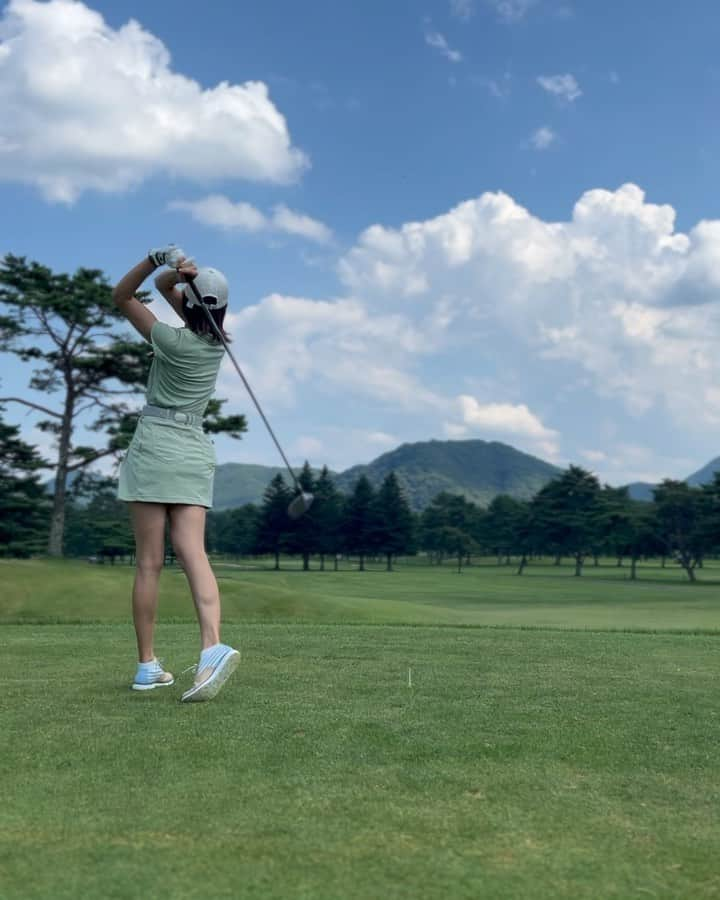 村山和実のインスタグラム：「⛳️🩵💚🤎  数は記録せず、気楽に練習ラウンド✨✨ ゴルフボールは見つけやすいようにカラーボールで🧡❤️🩷 (ピンクと赤は池の底に沈みました😢)  去年よりはだいぶマシになりました！ 多分！笑  何となく身体の使い方がわか ってきたような、きてないような🙃  集中力が長く持たないタイプみたいで あれこれ考えて素振りすればするほど大失敗🤯  サクッと進めた方が上手くあたった気がする。  1枚目、2枚目の様子がそれでございます笑  軽井沢は日差しが強くても、カラッとしていて木影の風が冷たくて気持ちよかった🥰  ゴルフ、ぜんっぜん上手くないけど凄く楽しい🥰 友達は男女とも皆んな上手いから、お荷物にならないレベルまで成長しなくっちゃ❤️‍🔥 さて、練習、練習⛳️✨  🧢 @lecoqsportif_japan  👚 @susic_golf  🧤 @lecoqgolf_jp  👞 @colehaanjapan   #golf #golfswing  #ゴルフ万年初心者 #でも楽しい #かっこからはいるタイプ  #目指せ200ヤード  得意なのは#アプローチ 苦手なのは#u5 #u4」