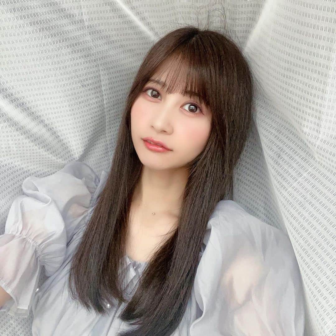 金澤有希のインスタグラム：「アイドル時代、楽屋のカーテン裏で 沢山写真撮ったな〜、🪄  #ストレートヘア #夏コーデ #カフェ好きな人と繋がりたい #ファッション好きな人と繋がりたい #いんすたぐらむ #元アイドル」