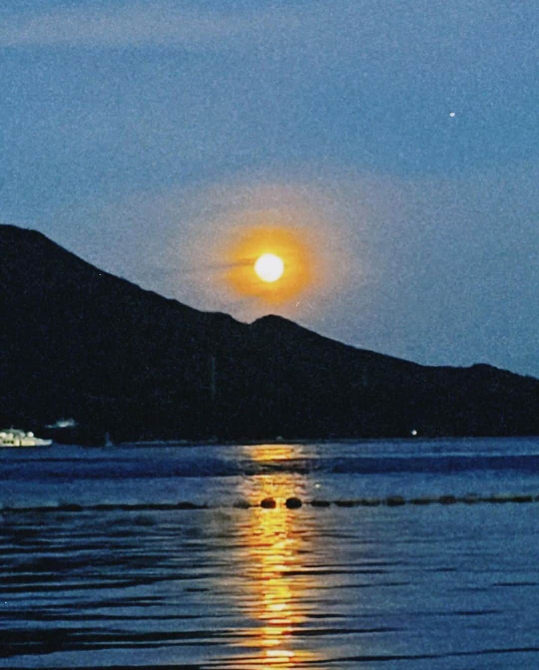 中島結音さんのインスタグラム写真 - (中島結音Instagram)「.  夜に行く海まじ最高じゃった🌒🌒  それにしても、月綺麗すぎん 山からひょっこり💕月か太陽か迷った」8月1日 21時36分 - yunon___1120