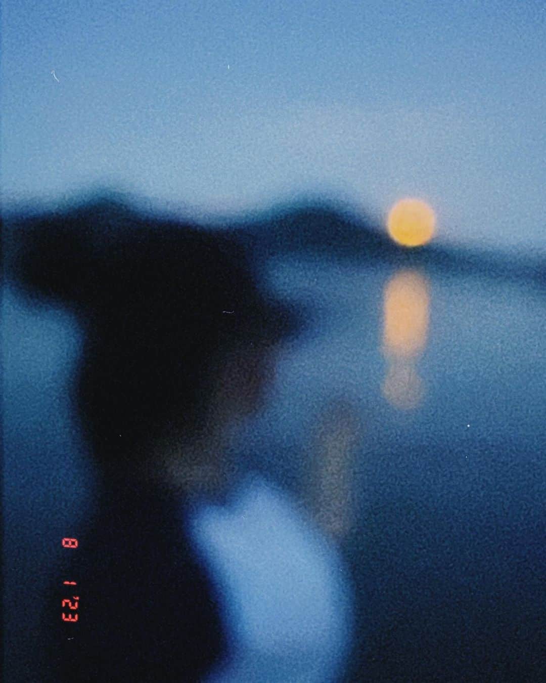 中島結音さんのインスタグラム写真 - (中島結音Instagram)「.  夜に行く海まじ最高じゃった🌒🌒  それにしても、月綺麗すぎん 山からひょっこり💕月か太陽か迷った」8月1日 21時36分 - yunon___1120