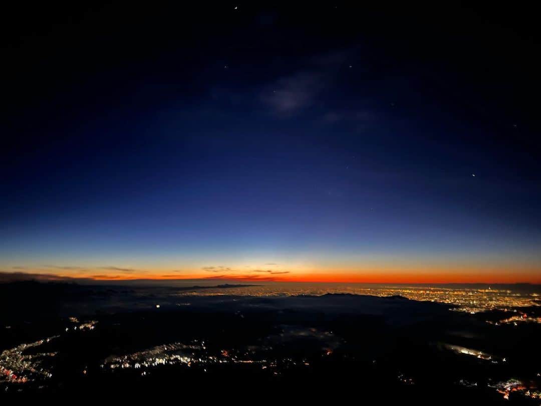 十碧れいやさんのインスタグラム写真 - (十碧れいやInstagram)「.  山頂からの絶景写真^_^  4枚目の写真の山の影は 影富士といって、雲海や麓の 風景に富士山の稜線が映し出される現象なのだそうです。  山小屋から山頂までの道のりで見た星空も載せておきます♪  どれも美しい〜^ ^  #富士山 #富士山登山 #山頂 #絶景 #絶景スポット」8月1日 21時36分 - reiya_toa