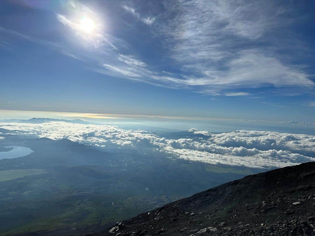 十碧れいやさんのインスタグラム写真 - (十碧れいやInstagram)「.  山頂からの絶景写真^_^  4枚目の写真の山の影は 影富士といって、雲海や麓の 風景に富士山の稜線が映し出される現象なのだそうです。  山小屋から山頂までの道のりで見た星空も載せておきます♪  どれも美しい〜^ ^  #富士山 #富士山登山 #山頂 #絶景 #絶景スポット」8月1日 21時36分 - reiya_toa