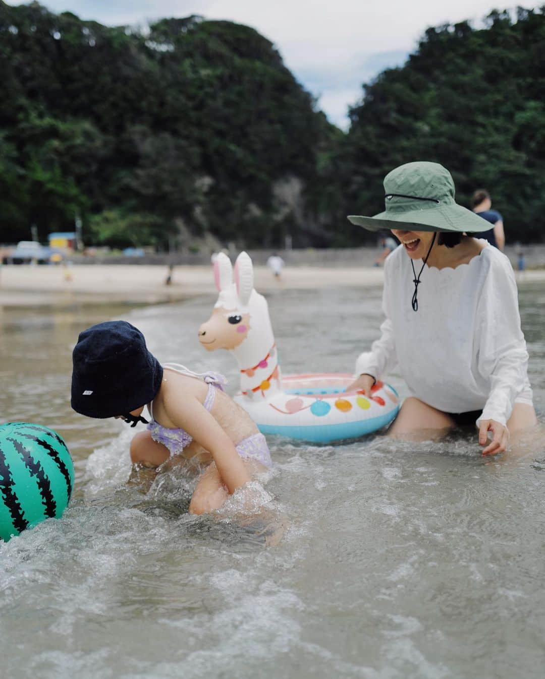 高山都さんのインスタグラム写真 - (高山都Instagram)「妹家族と下田の海へ🏖️ 今年の夏は…いや今年の夏もいっぱい遊んでます。 働いて遊んで目いっぱい！  姪っ子の3歳間近で海デビュー。 一緒に過ごせて楽しかった。 頻度高めに会ってるけど、それでも毎回変化があって、オバもオジも嬉しく目を細めてしまいます。 そして、ナオもショーゴも子育てがかっこよくて、尊敬。  さて、うっかり焼けてしまった首に夜気づく。またケアしてがんばろう。  オレンジのトップスは @yleve_official  帽子は @sugri_hat  サングラスは @ayame_id  メッシュバッグは @31philliplim   ラッシュガードは @ayaaa0707 のコラボのもの。 帽子は石垣島で買ったやつ。  ベアトップのロンパースは @onit_tokyo   3歳だと、覚えてるか分からないけど、初体験を一緒にいられたのは幸せでした。  #夏休み  個人的には、ちびっこはプールや波打ち際で、波が高いので、大人はボディーボード借りて、かわりばんこで、波乗ったのも楽しかった。  7.8枚目は、姪撮影。 なかなか上手い。」8月1日 21時37分 - miyare38