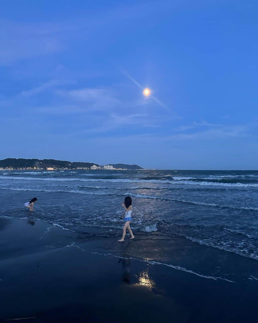 守谷香里さんのインスタグラム写真 - (守谷香里Instagram)「・ 月の反射で幻想的な写真が撮れた日曜日🌙🌊(19:27)  色も全て無加工でこの美しさ😌🫧  写真撮ってて1枚目のともちゃんにキラキラ✨てラメがかったように見えた時は  え？かぐや姫？竹取物語？ やだ！て  なんか怖ささえ覚えた瞬間😂  でも本当に美しい写真が何枚も何枚も撮れたのです☺️  18時過ぎでも水温は温プールくらいだったので日中はとてもじゃないけど砂浜踏んだら火傷しちゃいそうなくらいかなぁ🫠🫠   #無加工  #月明かり  #月の反射  #海  #ビーチ  #由比ヶ浜  #海水浴場  #海水浴  #夜の海  #夜の海辺」8月1日 21時37分 - kaoriel1014