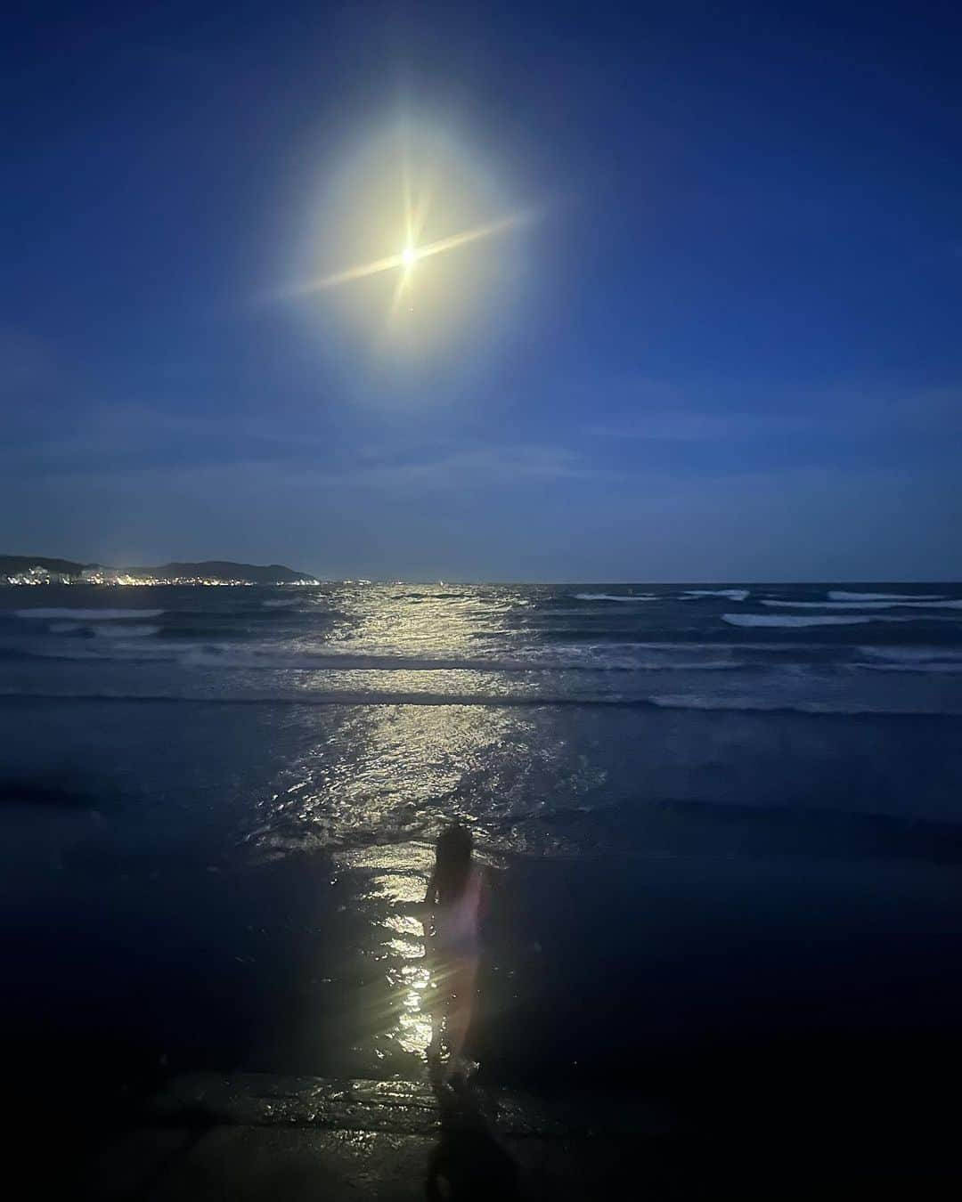 守谷香里のインスタグラム：「・ 月の反射で幻想的な写真が撮れた日曜日🌙🌊(19:27)  色も全て無加工でこの美しさ😌🫧  写真撮ってて1枚目のともちゃんにキラキラ✨てラメがかったように見えた時は  え？かぐや姫？竹取物語？ やだ！て  なんか怖ささえ覚えた瞬間😂  でも本当に美しい写真が何枚も何枚も撮れたのです☺️  18時過ぎでも水温は温プールくらいだったので日中はとてもじゃないけど砂浜踏んだら火傷しちゃいそうなくらいかなぁ🫠🫠   #無加工  #月明かり  #月の反射  #海  #ビーチ  #由比ヶ浜  #海水浴場  #海水浴  #夜の海  #夜の海辺」