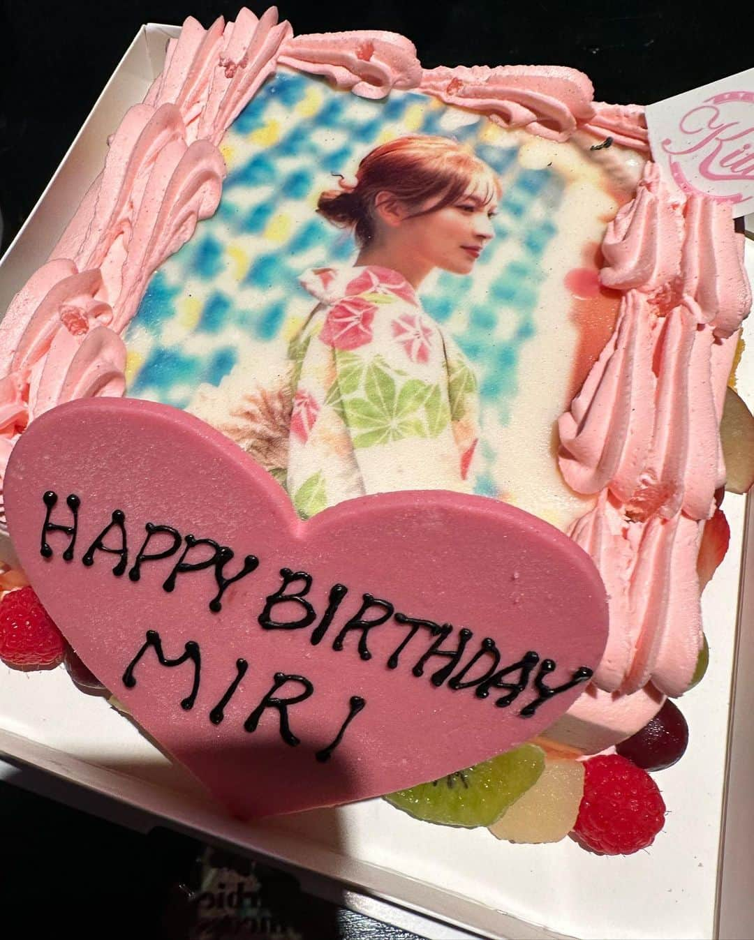 石原未梨さんのインスタグラム写真 - (石原未梨Instagram)「可愛いケーキと可愛い部屋も🥰🎂 こういうの憧れてたから嬉しかった🩷🩷 (ディズニーの名残でカチューシャはミッキー🤣) プレゼントもありがとう🥹 これが欲しいー！ってお願いしてたものもあるんだけど サプライズでくれた物もさすがのチョイスで 使いたいけど使いたくない🫥🎁💗笑  これからもみんなで笑って辛い時は一緒に半分こ。 らぶちです🩷」8月1日 21時37分 - miri_ishihara