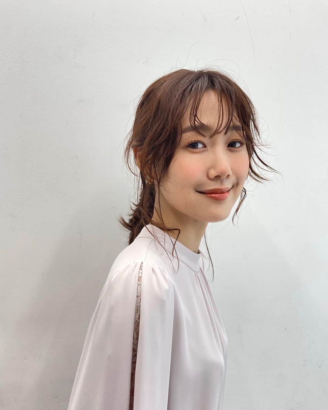 小林ようのインスタグラム：「おかげさまでセミロングになってきました私の髪。最近のヘアアレンジ集。  #hairstyle #hairarrange #model #makeup #tokyo #ヘアアレンジ #セミロング #レイヤーカット」