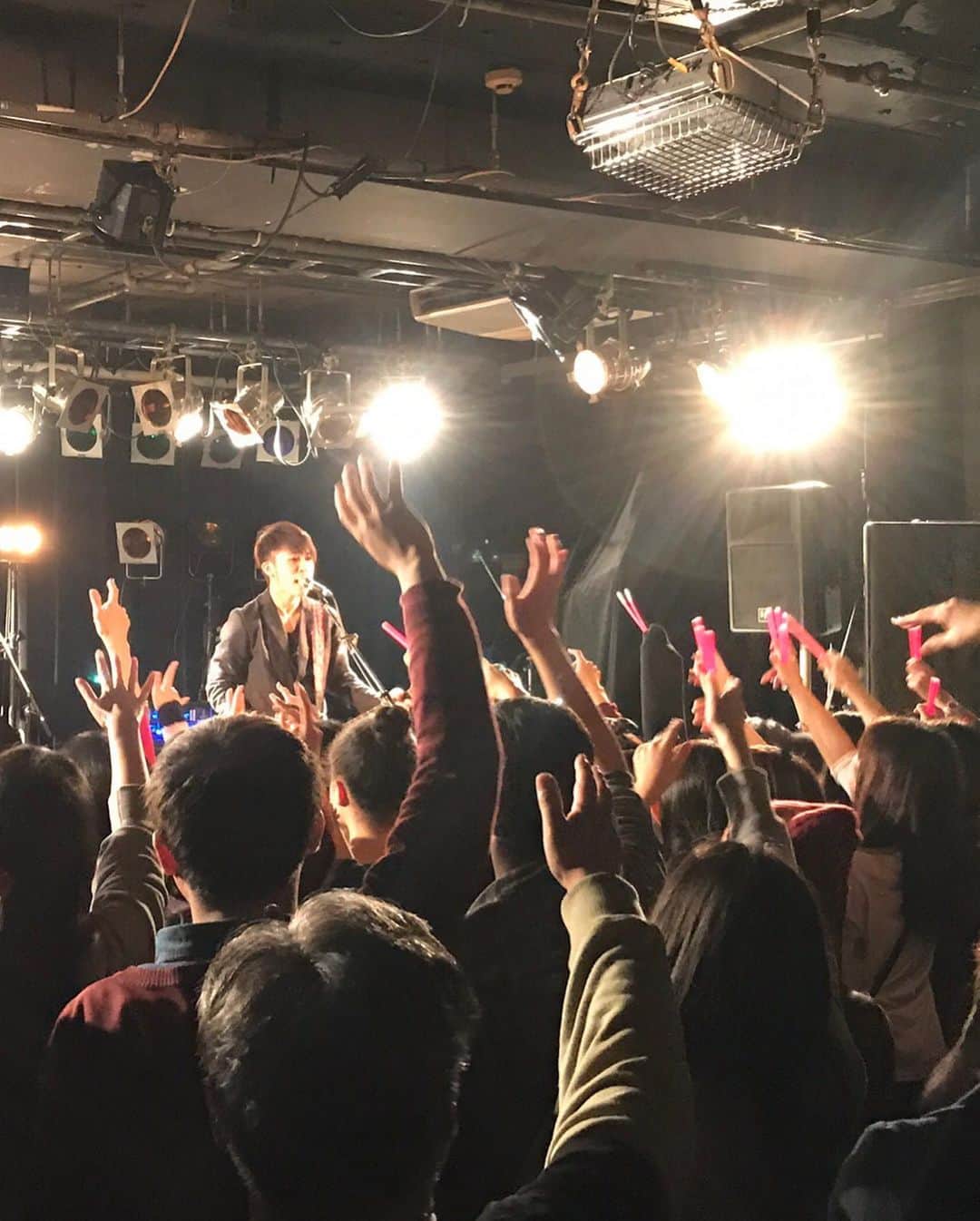 山岸竜之介のインスタグラム：「2016年11月 初めて 自分の名前と自分のオリジナル曲だけで ステージに立った(写真一枚目)  2017年 山岸竜之介として 1st CDを出した 当時は、何とかお金を貯めて買った 中古の古いMacで 朝から晩まで やり方も分からないままDTMを勉強して 初めて1人で宅録でも曲を作るようになった  2018年 2nd single 「日常」を出した この時、初めてのMVを出して 自分のやりたいことと 自分の出来ること 今まで自分がやってきたこと 全てに希望とギャップと悩みと幸せと 絶望も。 言葉にできない感情が沢山あったことを覚えてる  2019年 初めてのフルアルバム 「未来アジテーション」 沢山のツアーにも回ったし、 20歳になった事で お酒も飲めるようになった。 でも いい意味でも悪い意味でも 5歳の時の僕とは 何も変われなかった ただ、ギターを弾いて 感情が痺れるままに 音楽を作って 音楽を信じてた  2020年 2月に上京した。 お父さんに車で送ってもらいながら 20年間住んだ 大阪に別れを告げて 希望と不安 胸いっぱいに膨らませていた でも、この年は ライブをすることがほとんど出来なくなった 当たり前だった ライブもリハーサルやレコーディングスタジオにも 行けなくなった 寂しかったけど 僕には 音楽を作って いつかみんなに届けるしかない！と アホみたいに信じて 毎日毎日音楽を作り続けた  2019年12月ぶり 山岸竜之介の名前で ステージにたちます これまでとは 少し違うことがあります それは この3年間で 沢山の大きな舞台や 夢だったあの場所にも 沢山連れて行ってもらいました それは 大好きな仲間やかっこいい先輩が 僕に見せてくれた 最高の景色と 言葉じゃなく 見せてくれた かっこいい姿勢でした  山岸竜之介として 3年前のワンマンと何が違うかは 来てくれた人が 1番伝えられると思います 直接 ありがとう を言わせてください THE FAKE を出した僕が 偽物なのか本物なのかは あなたの目で確かめてください  音楽を愛した少年が 青年になった物語の続きを どうかワンマンライブで 伝えられたらと思います  8月22日 下北沢LIVEHAUS 8月28日 大阪Pangea  2.3.4.5枚目 Photo to @ayumu10.18」