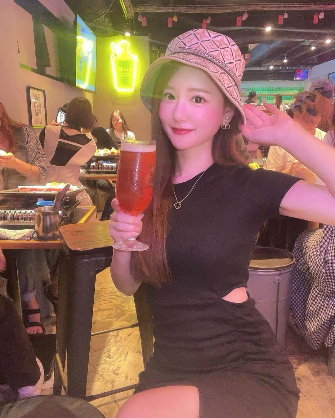 あだちまみのインスタグラム：「. 食べ放題でコスパ良しの 韓国料理♡店内もとっても可愛かったよ〜！  サムギョプサルもいろんなタレが バリエーションあって美味しかった🐽 食べ放題なのに美味しいのがびっくりした🥹❤️  最後余ったサンチュで作ってくれる スムージーが本当に美味しい！笑  ぜひいってみてね😘❤️  #韓国料理#韓国料理梅田 #大阪グルメ」