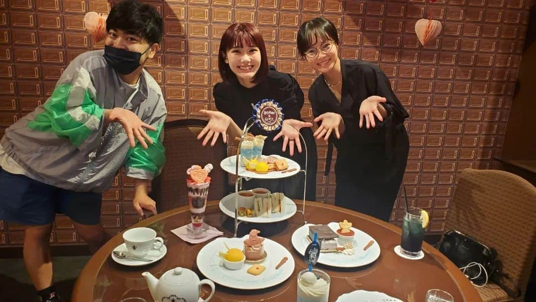 窪真理のインスタグラム：「先日、Q-pot.×ハリー・ポッターコラボのカフェにお邪魔させて頂きました！✨ メニュー全部可愛すぎる上に味もとっても美味しくて、最高の時間でした🥺 今日からは新しいお持ち帰りのコラボお菓子も販売されるそうで、魔法ワールドを家でも味わえちゃうの嬉しすぎるーーー🥰💕 https://www.q-pot.jp/sp/news/2023/06/1902.html  #ハリー・ポッター  #HarryPotter」