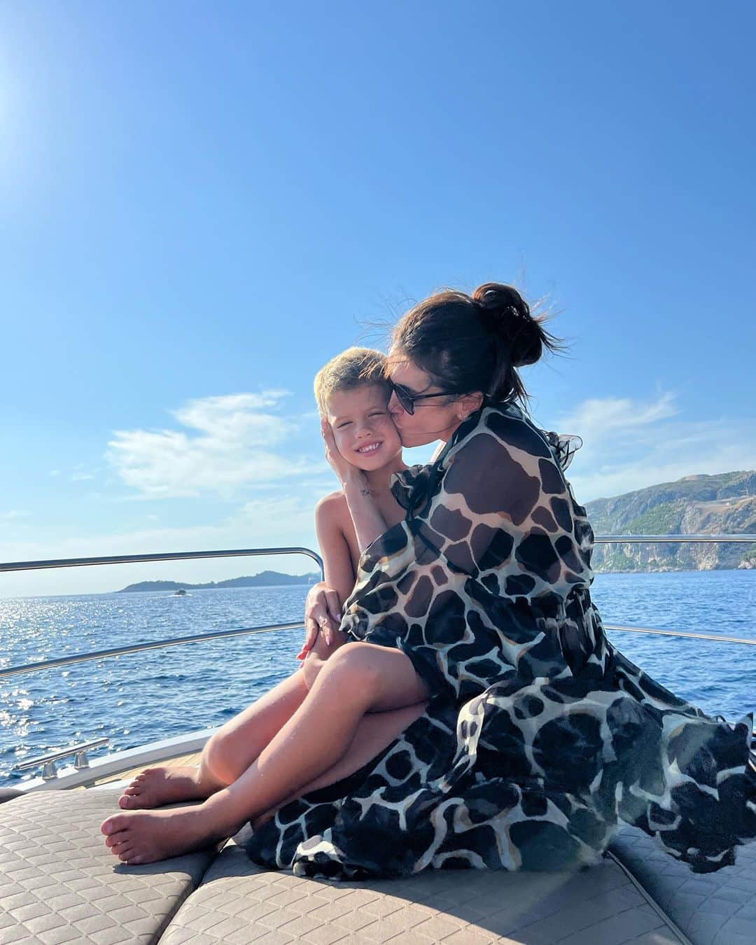エディン・ジェコのインスタグラム：「Mommy of 4 daughters and 1 son 🥰 #najvecamaza #maminsin 🥰 #mommyof5」