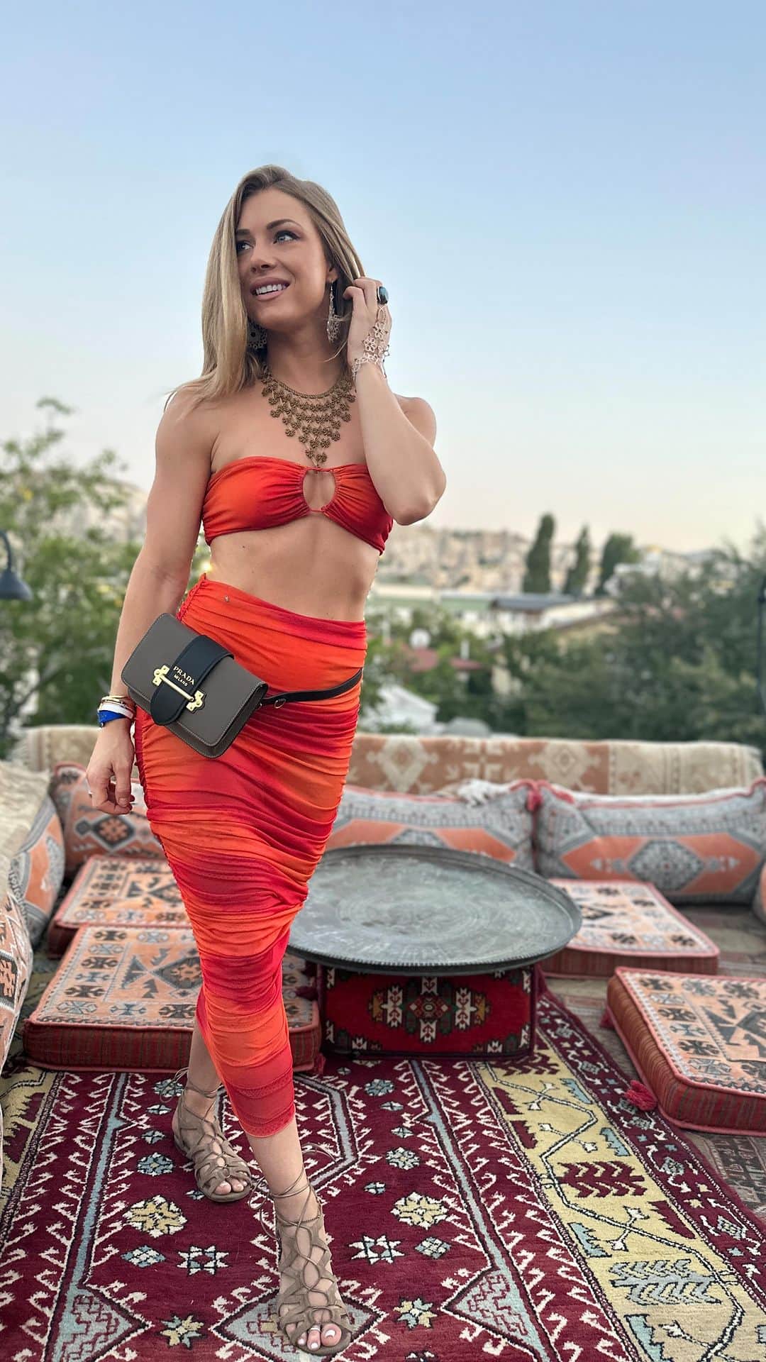 Nikki Leighのインスタグラム：「Had me dancing from night 1💃  📍under the night sky of Cappadocia, Turkey 🇹🇷   🪩 @echoesfromagartha」