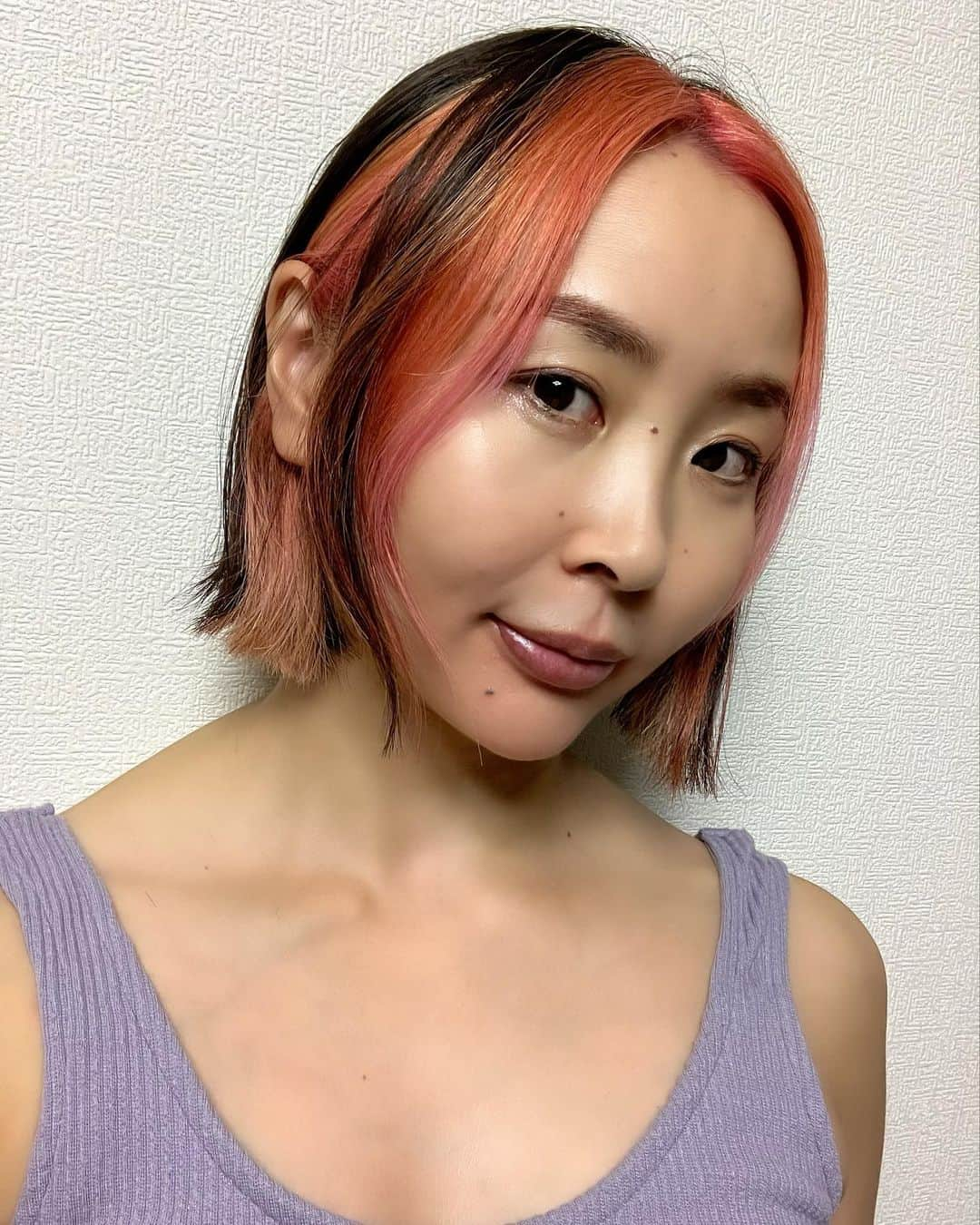 NON-Pのインスタグラム：「8月☀️  フェイスフレーミングの切りっぱなしボブをオーダー💇‍♀️  担当の方が2週間先まで予約取れないから、諦めて他の近場の美容院へ🚲  そこ行くの2回目だし、前回はいい感じにしてくれたから、今回も指名せずに前日予約で駆け込む…  美容院でここまで失敗されたのは、人生で初めてです😡  カットは良しとして、 希望したカラーとは全然違う❌ なんなら、こーゆう色にはしたくない感じの好きじゃない色合いに仕上がってます❌  違いますね… って言ったら、色々説明してたけど、それって最初に伝える事じゃないのか？ 時すでに遅し…言い訳にしか聞こえない😑  帰宅時カミナリゴロゴロ⚡️  2週間待てばヨカッタ…後悔しかない…  テンションだだ下がりだったけど、保育園から帰って来た息子が、  「ママかわいい❣️」 って言って、にっかにかの笑顔で走って来てくれたから、心救われたー🥰  息子よ、本当にありがとう🥹  息子はいつも「可愛い」って言ってくれる… それだけでいい、息子がそう言ってくれるのが1番嬉しい🥰  どうせすぐ落ちるから、暫くはこのカラーで生きます。  色が落ちたら、持ってる紫のカラートリートメントで色入れます💜  紫が落ちてきたくらいが、この色よりもよっぽど私が希望するくすみピンクになるはず🩷  #august  #フェイスフレーミング #切りっぱなしボブ #これだけテンション下がったの久しぶり #息子の一言 #いつも息子に救われてる #ありがとう」